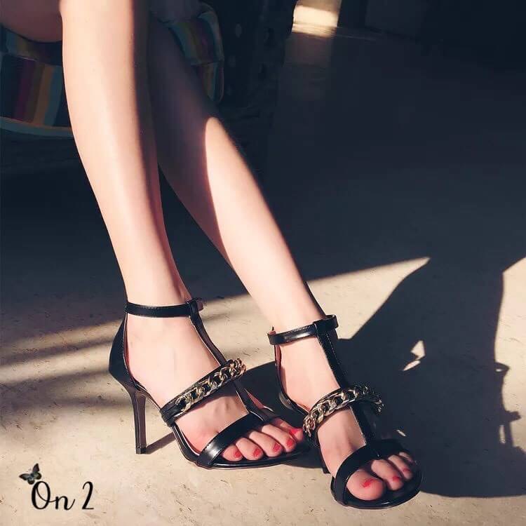 GIVENCHY SHOES Style Givenchy ส้นสูงดีไซน์เรียบหรู ดูคลาสสิค ซิปหลัง เพิ่มดีเทลโซ่ทอง Sexy สูง4” กำลังดี ใส่แล้วดูโปร่งสูงเท้าเรียบสวย ใส่ออกงานได้เลยค่ะ หรือจะใส่กับยีนส์ก้อลงตัว เท่ห์ๆ ห้ามพลาดนะคะ ฟ