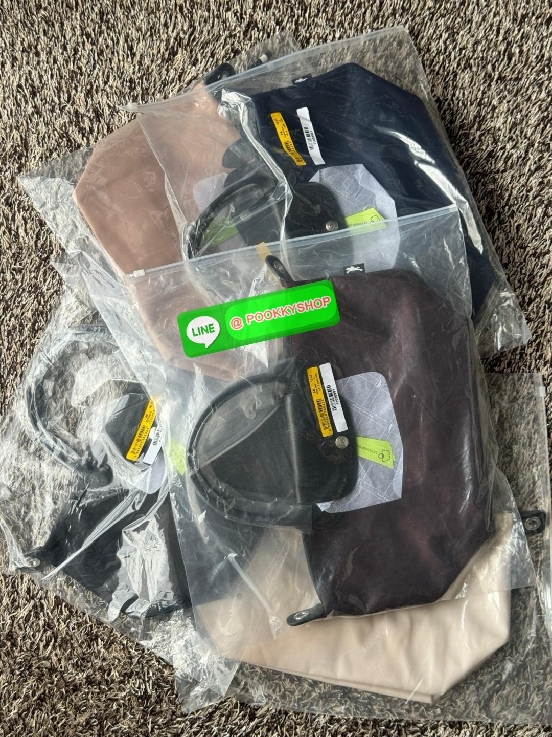 Longchamp LE PLIAGE ENERGY S HANDBAG LE PLIAGE รีไซเคิล ECONYLสไตล์สปอร์ต ทันสมัย และใช้งานได้จริง น้ําหนักเบา กระเป๋าใบนี้เป็นเครื่องประดับที่มีเสน่ห์ในอุดมคติที่จะติดตามคุณในทุกกิจกรรมยามเย็นของคุณ มาพร้อมกับสายสะพายไหล่ปรับได้ สามารถพกพาได้ ทั้งแบบถือแ