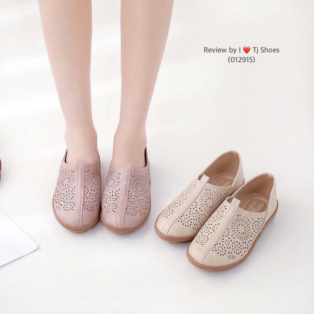 พร้อมส่งรองเท้าเพื่อสุขภาพ ที่ทั่งเกร๋ทั้งน่ารักสุดๆ รองเท้ารุ่นนี้เป็นงานสั่งทำพิเศษ หนังนิ้มนิ่ม ฉลุลายน่ารักๆ มีรูระบายอากาศใส่แล้วเท้าไม่อับ น้ำหนักเบา ใส่นุ่มเดินทั้งวันได้สบายมากๆ ส้นยางเกรดพรีเมี่ยมอย่างดี แมทกับชุดอะไรก็เกร๋ เป็นรุ่นแนะนำ ซื้อไปรั