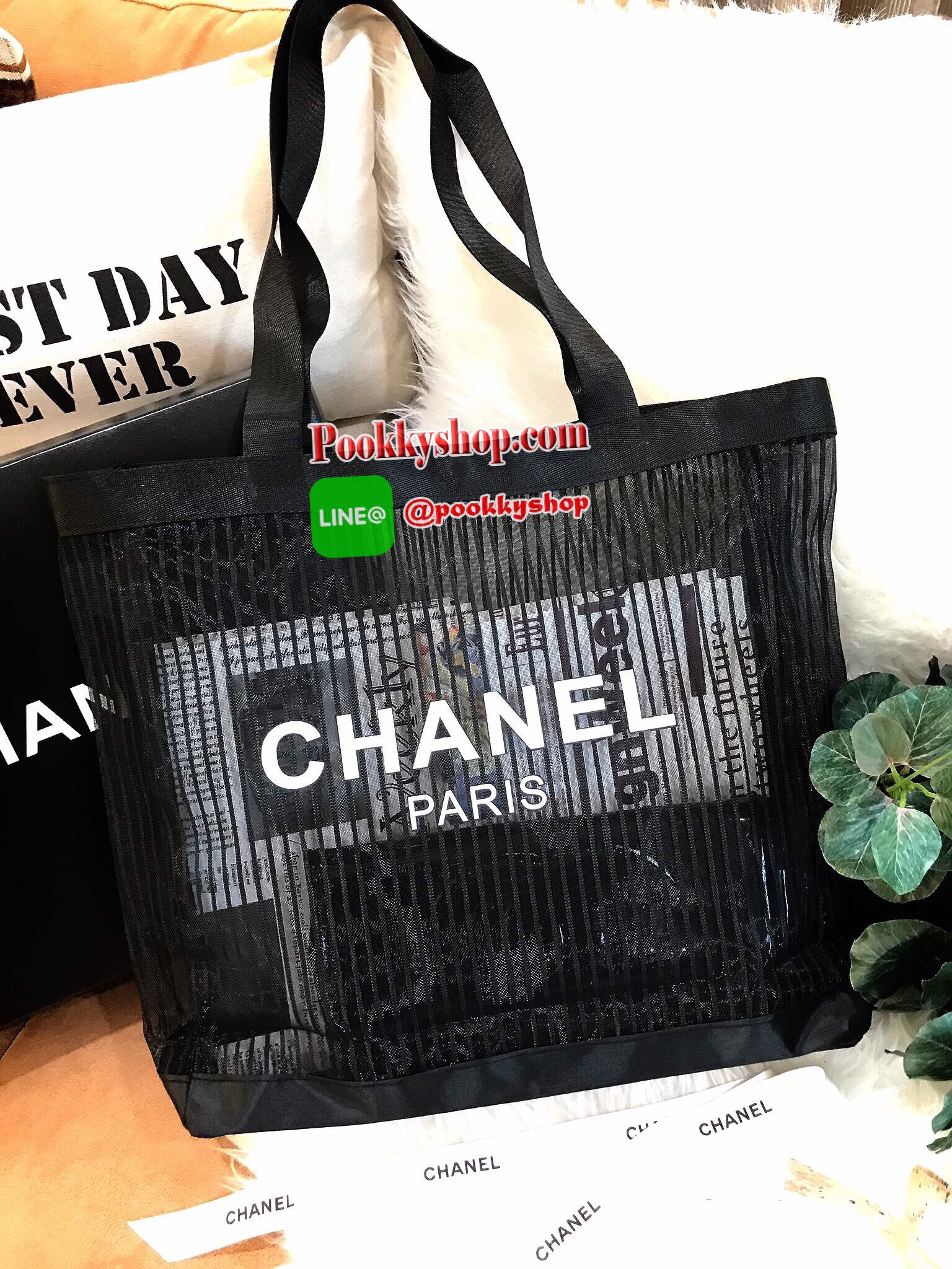 ห้ามพลาดนะคะ! NEW Arrival! Chanel Cosmetic Shopping Bag กระเป๋าสะพายใบใหญ่ VIP Gift With Purchase Limited Edition พรีเมี่ยมกิ้ฟของแท้จาก Chanel Cosmetic Counter ใบใหญ่วัสดุ Nylon โปร่งปั้มโลโก้แบรนด์ เปิดปิดด้วยแถบแม่เหล็กซ่อนด้านในปากกระเป๋าบุที่ฐานเพื่อ