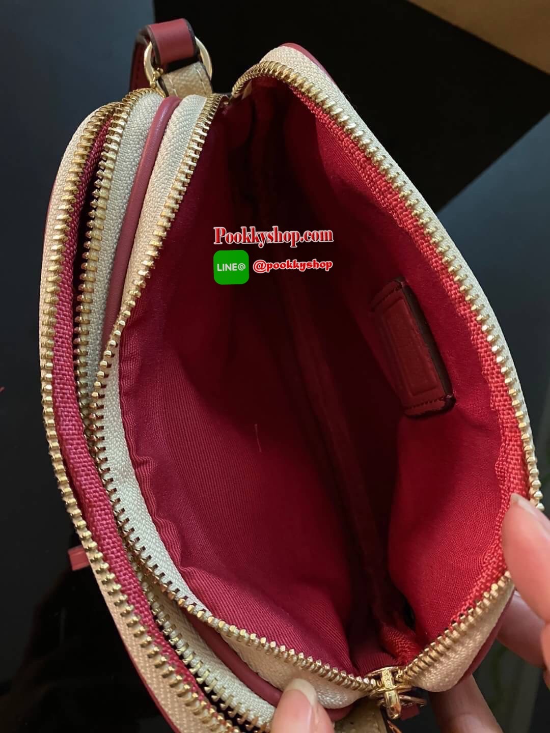 กระเป๋าสะพาย COACH เปิด - ปิดกระเป๋าด้วยซิป มีช่องใส่ของ 2 ช่องใหญ่ ด้านในมีช่องใส่ของ 1 ช่อง