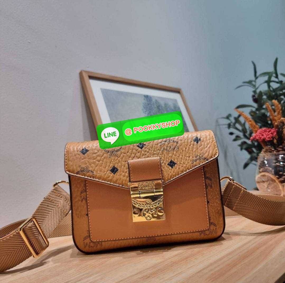 MCM SMALL MILLIE CROSSBODY IN VISETOAS กลับมาแน่นๆกับไอเท็มสุดฮิต!! ดาราเซเลปใช้กันเพียบ กระเป๋าสะพายข้าง ดีไซน์กึ่งสปอร์ต แต่แฝงความหรูในตัว ใช้งานง่ายด้วยขนาดที่พอเหมาะ และสายสะพายสปอร์ตที่สะพายคาดได้สะดวก จะสะพายข้าง สะพายแบบคาดอก ก็ดูดีไปหมด เปิด-ปิดด