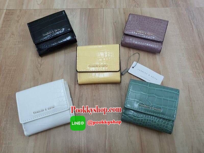 charleskeith Croc effect short wallet กระเป๋าสตางค์ใบสั้นมาด้วยลายหนังจรเข้ ด้านหน้าติดชื่อแบรนด์ รุ่นนี้เป็นแบบ 3 พับ ด้านหลังเป็นช่องใส่เหรียญ สวยสมคำร่ำลือมากๆ เลยจ้า มาครบ 5 สี จัดไปอย่างด่วนเลยจ้า