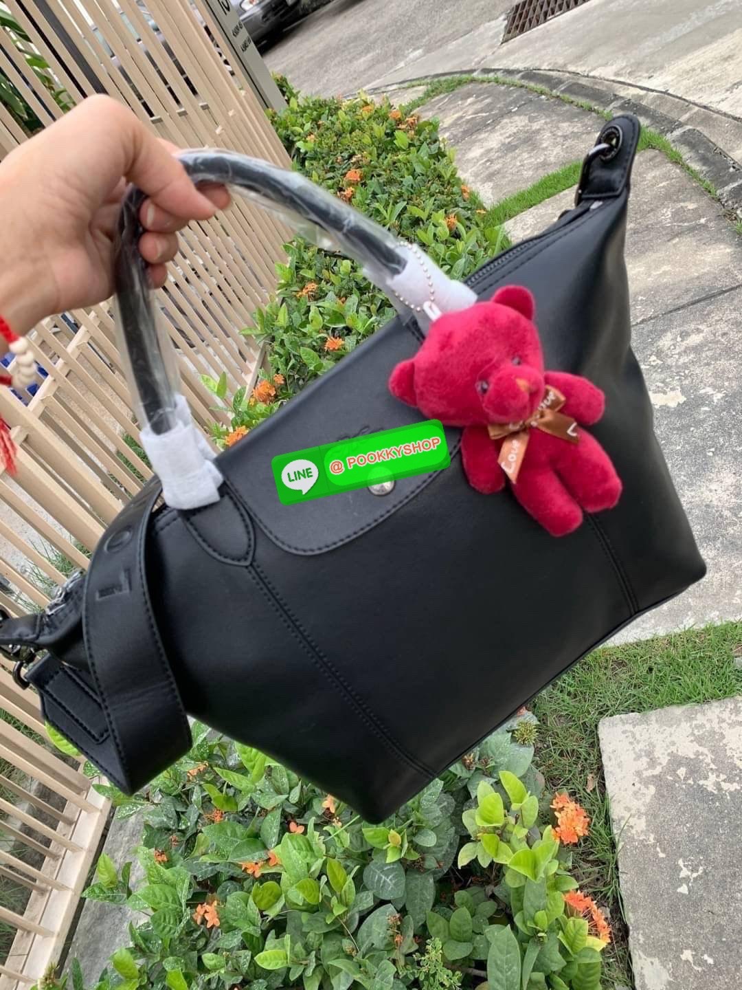 Longchamp LE PLIAGE CUIR TOP HANDLE BAG S เรียกว่าเป็นกระเป๋าอีกหนึ่งรุ่นที่ไม่ว่ายังไงก็ฮอตฮิตและติดเทรนด์ตลอดไม่เคยเปลี่ยนกับ ทรง Le Pliage Cuir หนึ่งในตระกูลกระเป๋าสุดไอคอนิกจากแบรนด์ เมื่อรุ่น Le Pliage Cuir ในรูปแบบของหนังแกะ Metis ได้ถือกำเนิดขึ้นใน