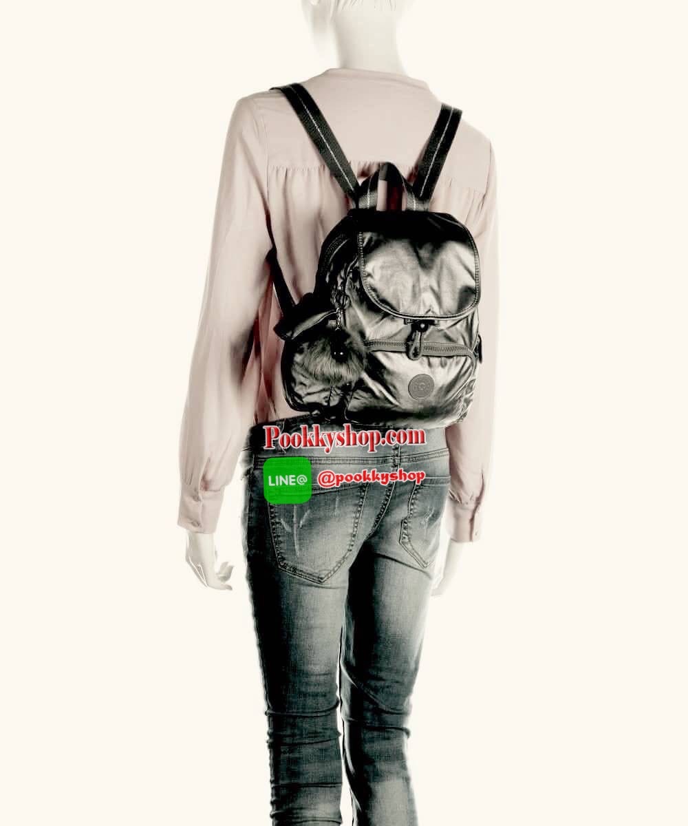 Kipling City Pack Backpack วัสดุPolyamide100% เป้ขนาดกลาง ที่เปิดปิดด้วยตัวล็อค2ชั้นด้วยกระดุมแม่เหล็กและซิป มีช่องใช้งานหลายช่องรวมถึงช่องซิปด้านหน้า มีลูกเล่นที่ด้านหลังมีช่องซิปสำหรับเก็บของและเก็บสายเป้ได้ หรือใช้สายจากเป้สะพายไหล่ได้ ประดับด้วยพวงกุญ