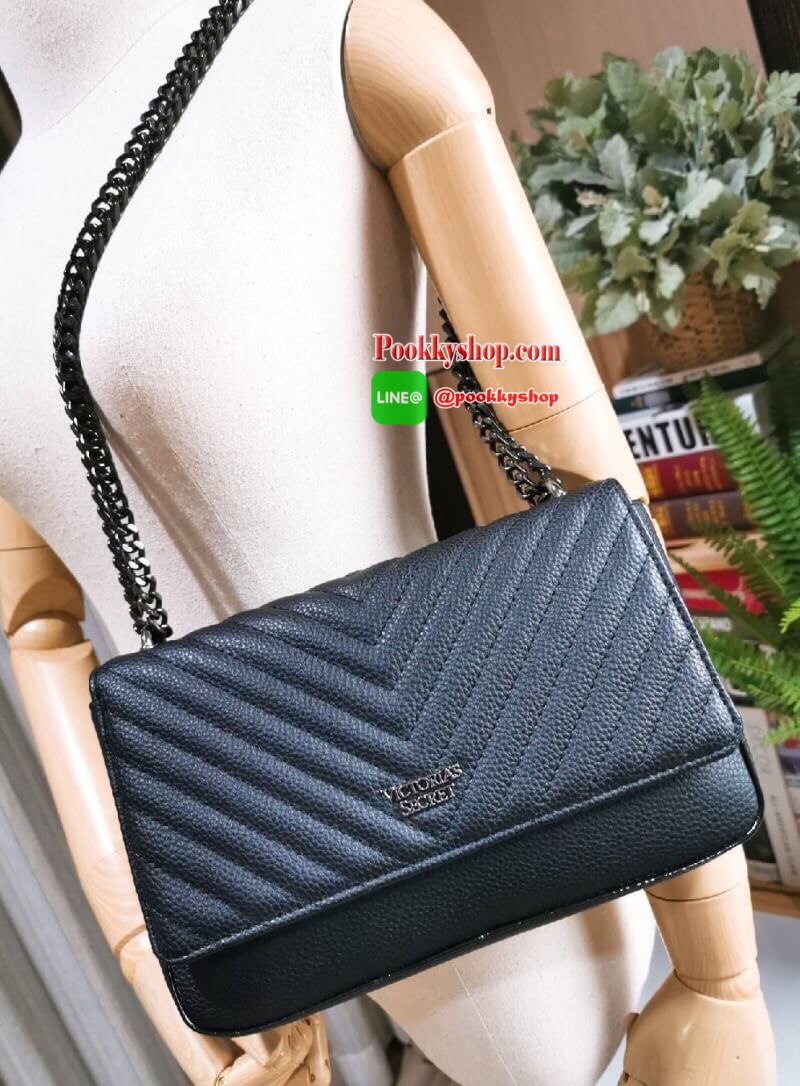 ReStock BEST SELLER! VICTORIA'S SECRET Quilted Chain Crossbody Sling Bag กระเป๋าสะพายรุ่นใหม่ล่าสุดจาก Victoria's Secret วัสดุหนังแกะสังเคราะห์ชึ้นลายริ้วหนังสวยอยู่ทรงไม่ย้วยดีไซน์สุดหรูคุณหนูไฮโซ เปิดปิดด้วยฝาปิดกระดุมแม่เหล็ก ภายในมีโลโก้และช