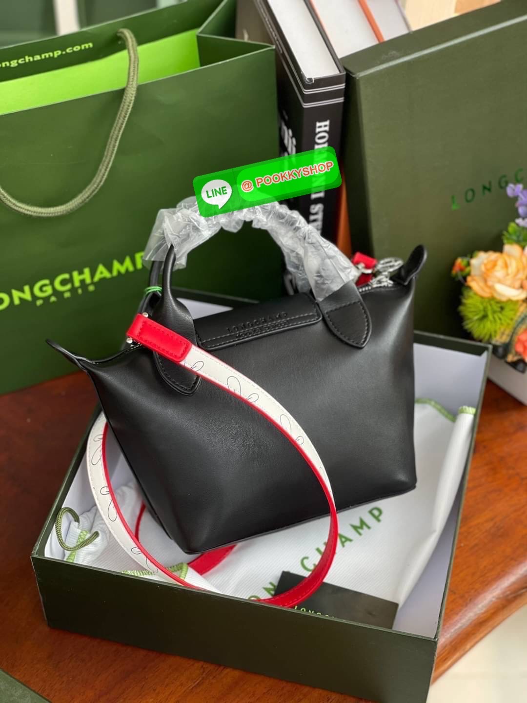 Longchamp Year of OX LE PLIAGE CUIR TOP HANDLE BAG XS Celebrate 2021! ต้อนรับปีวัวด้วยคอลเล็คชั่นพิเศษ วัสดุหนังเมทิส (Metis) หรือหนังแกะเนื้อนุ่มมาพร้อมหูจับขนาดสั้นเหมาะถนัดมือ กระเป๋าทรงไอคอนนิกพร้อมลวดลาย animation สุดน่ารักตรงยุคสมัย เอาใจผู้ที่ชื่นช