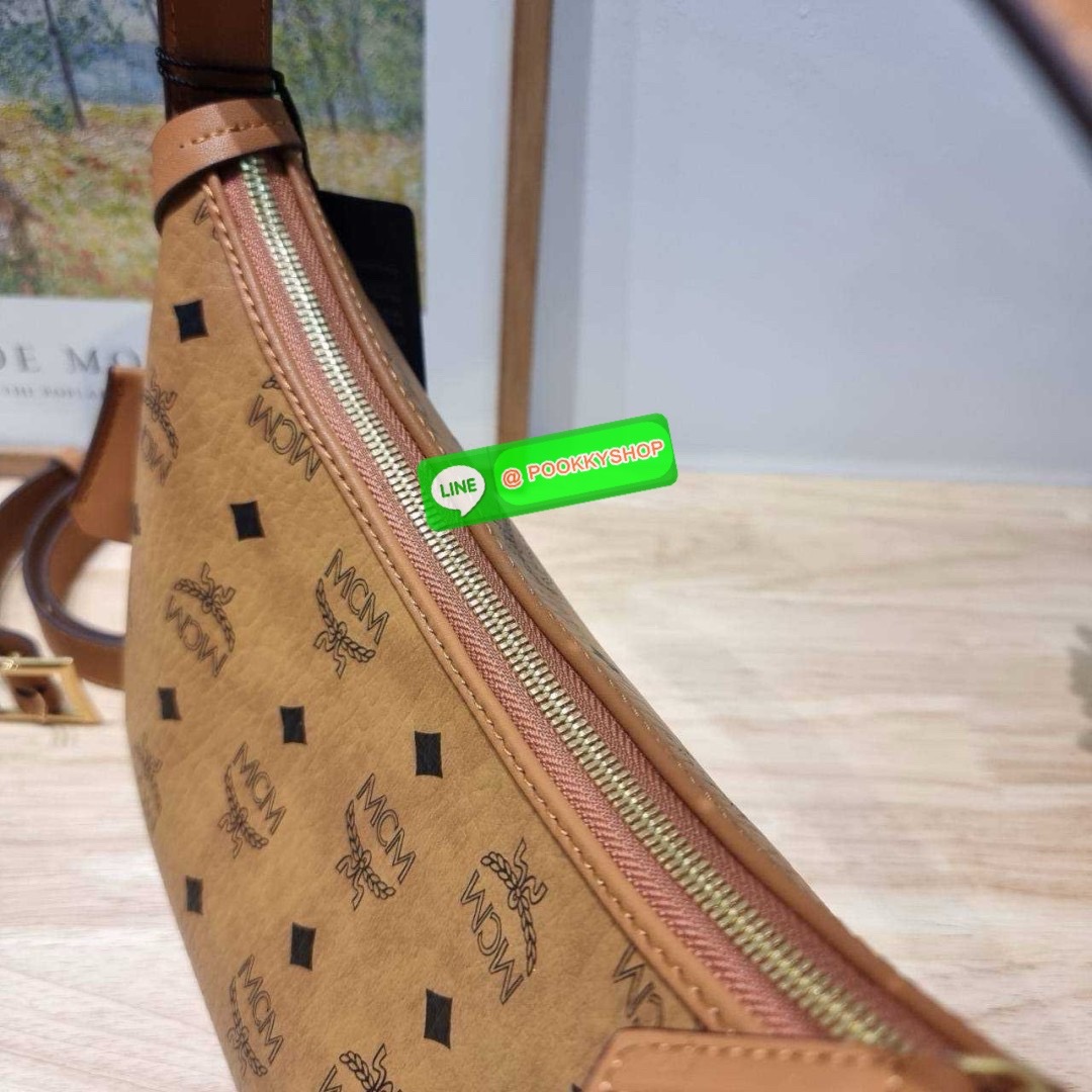 MCM AREN HOBO IN VISETOS 🔆 Details ฮอตฉ่ำมาก! กับกระเป๋าสะพายทรงโฮโบ ทรงสวยมาก ขนาดกำลังดี จุของได้เยอะ ใช้งานสะดวกด้วยการรูดซิป พิเศษแถมพวงหนังและชุดกุญแจล็อคมาให้ด้วย ถอดออกได้ นำไปใช้กับกระเป๋าใบอื่นได้ด้วย ภายในโล่งกว้าง ใส่ของสำคัญได้อย่างครบ