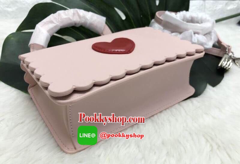 New arrival !!! Limited edition CHARLES & KEITH crossbody bag 2018 !!!! รุ่นหายาก นำเข้ายากมากกกจร้าา จำนวนจำกัด!!! กระเป๋าหิ้วหรือสะพายข้างได้ หนังเรียบ น้ำหนักเบา ด้านหน้ามีรูปหัวใจสีแดง แต่งขอบกระเป๋าสวยมากๆค่ะ เปิดปิดกระเป๋าแบบกระดุมแม่เหล็ก ภายในโล่ง