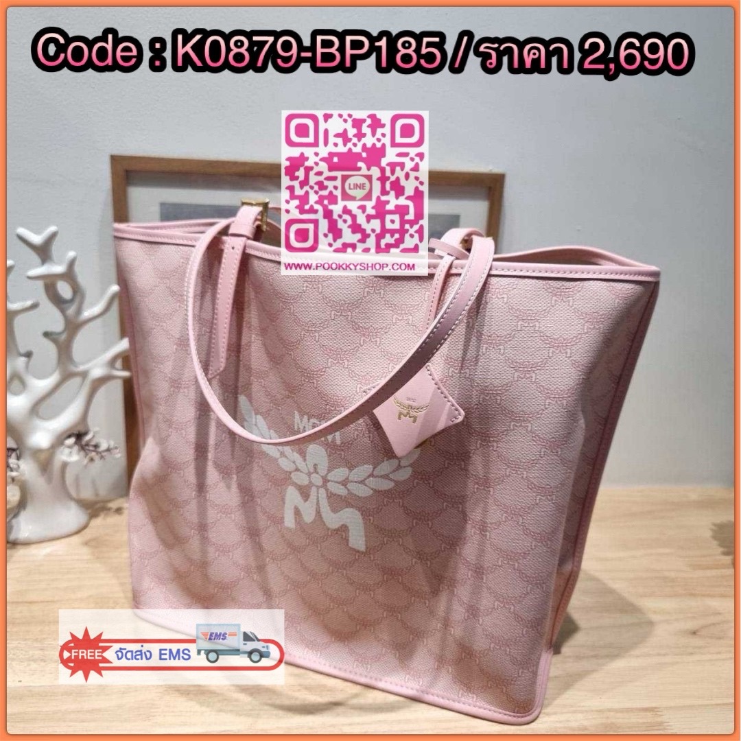 MCM MEDIUM HIMMEL SHOPPER IN LAURETOS 🔆 Details คอลเลคชั่นใหม่ พร้อมสีใหม่ ดีไซน์ละมุน น่าใช้มากๆ กระเป๋าทรงช้อปปิ้ง เรียบหรู พิเศษสุดกับพวงหนังพร้อมห่วงกุญแจทึ่สามารถห้อยพวงกุญแจน่ารักๆได้ หูสะพายในตัว ปรับได้เล็กน้อย อะไหล่ที่สายปรับโฉมใหม่หมด ด