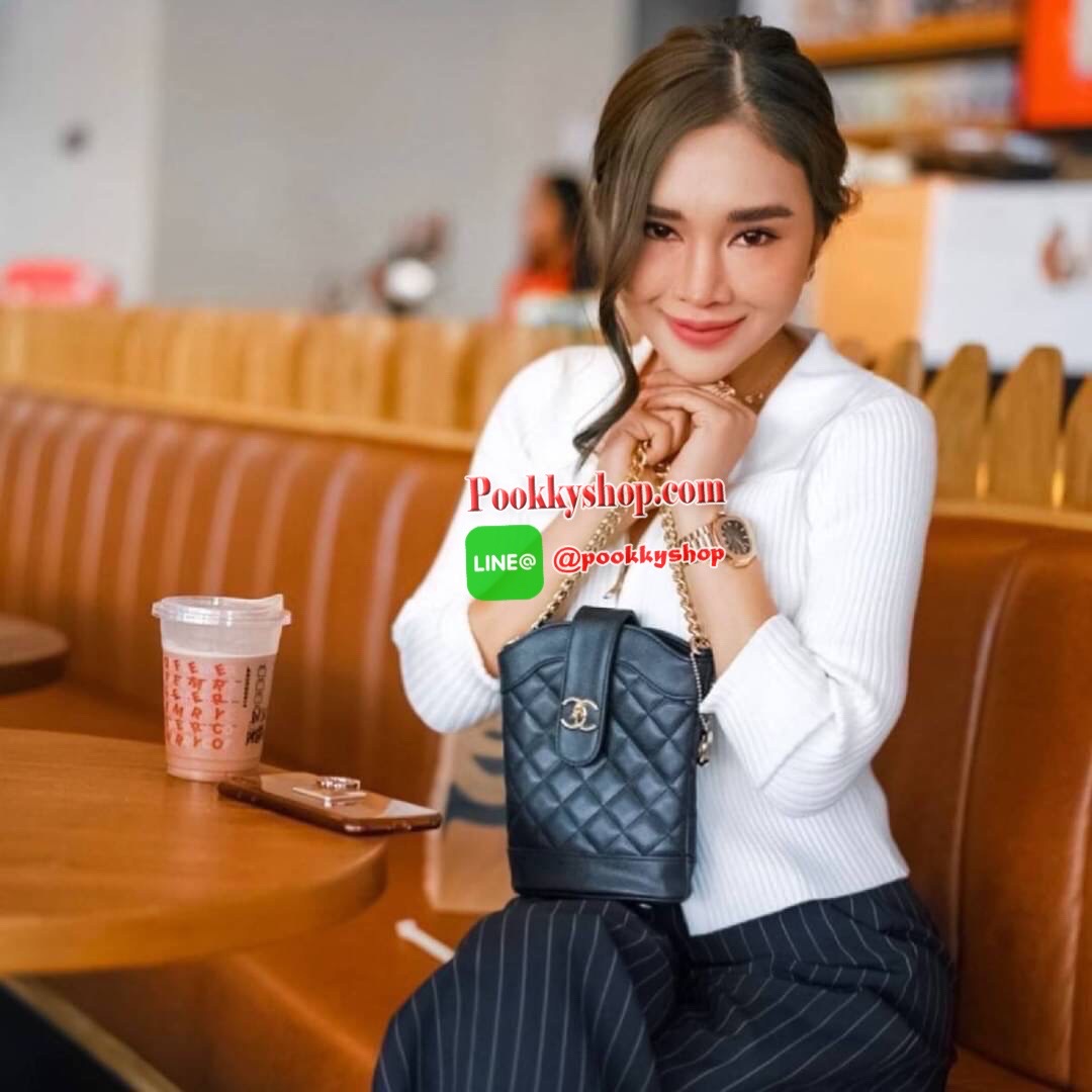 CHANEL VIP GIFT CROSSBODY BAG งาน CHANEL VIP GIFT ของแท้ 100% จากเคาเตอร์แบรนด์ CHANEL ทรงสวย ขนาดกำลังดี วัสดุหนัง CAVIER PU เปิดปิดด้วยกระดุมหน้าแบบบิดปลอดภัยหายห่วง ด้านในมีซิปอีกชั้น อะไหล่ทอง หัวซิปปั้มแบรนด์ ด้านในใส่โทรศัพท์ได้ทุกรุ่น พร้อมของจุกจิ