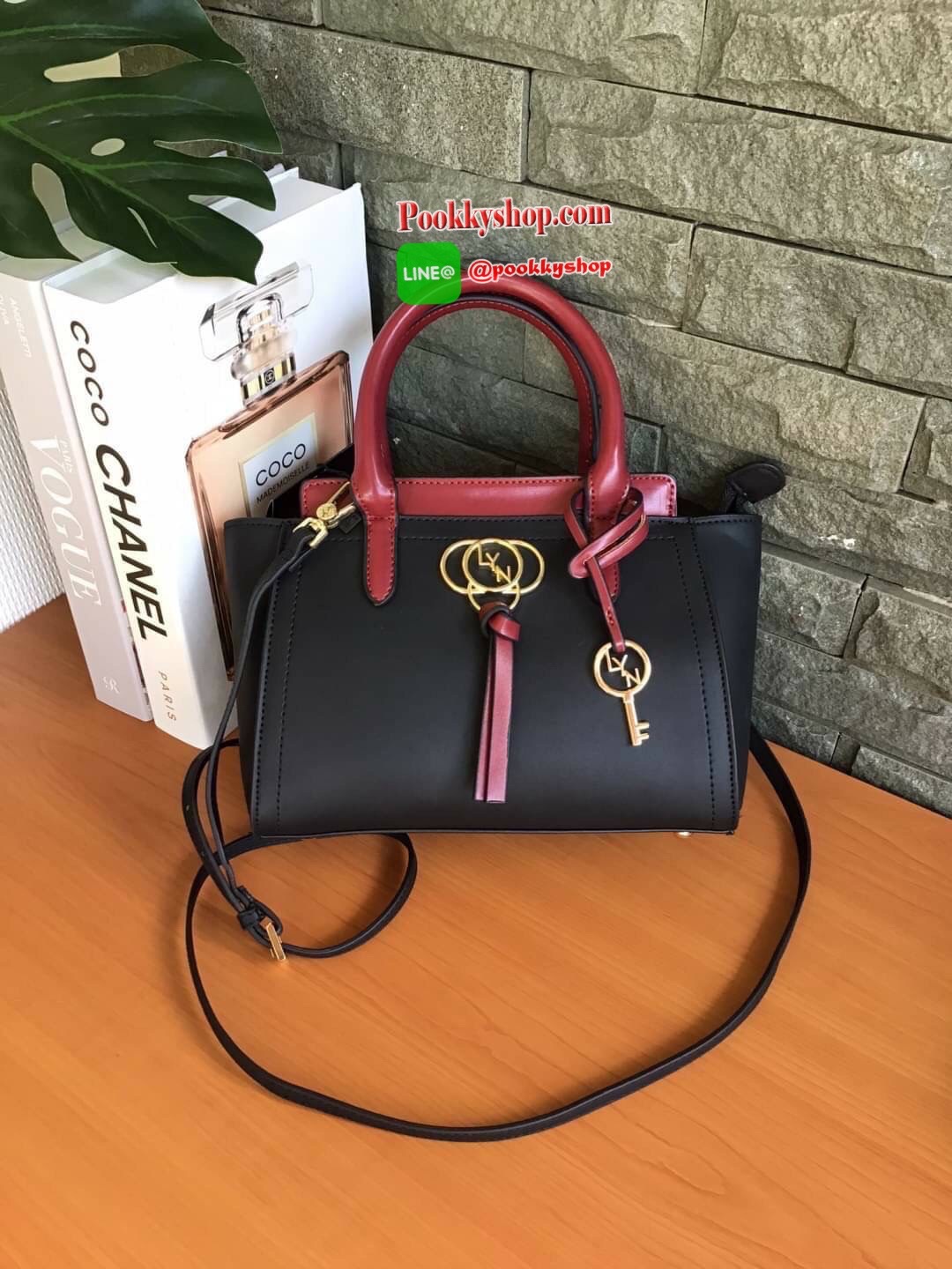 New Collection!!! LYN CROSSBODY BAG กระเป๋าสะพายไหล่ / กระเป๋าถือ ทรงปีกคอลเลคชั่นใหม่ สีทูโทน สวยโดดเด่น(!!)มาพร้อมกับรูปทรงดีไซน์สุดคลาสสิค ตกแต่งด้านหน้าห้อยพวงกุญแจ Lyn สุดเก๋ มาพร้อมกับสายสะพายยาวปรับระดับได้ เปิดปิดด้วยซิป ภายในโล่งกว้าง แยกเป็นสัดส