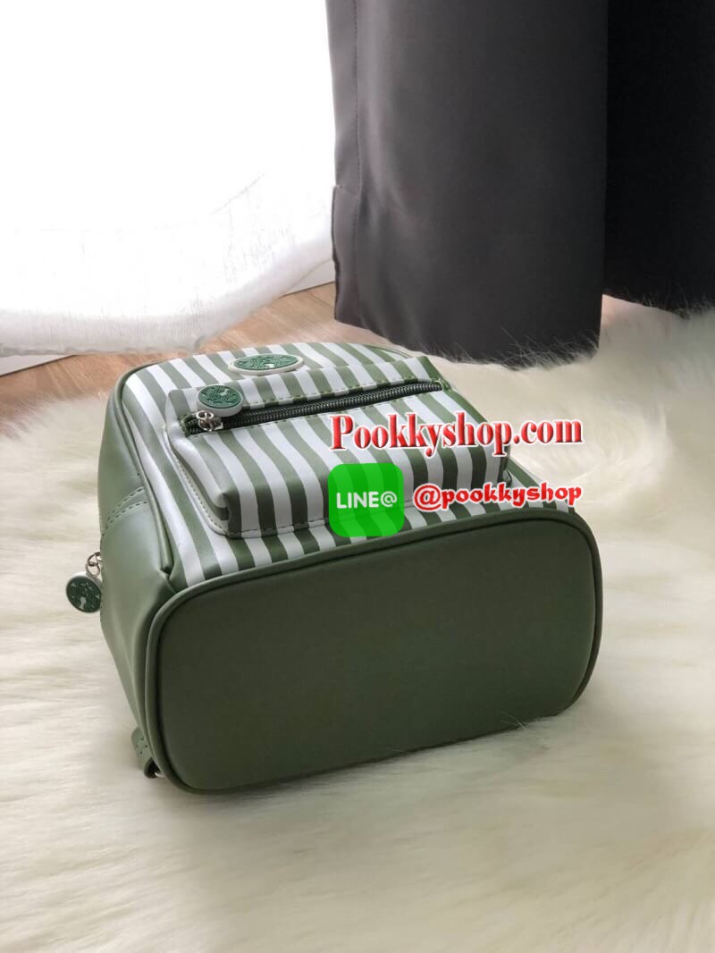 STARBUCKS BACKPACK กระเป๋าเป้สุดน่ารัก ขนาดกำลังพอเหมาะสำหรับใส่ของระหว่างวัน และช่องจัดเก็บอีกหลากหลายรูปแบบ ดีไซน์สวยนับเป็นอีกหนึ่งกระเป๋าเป้ที่พร้อมให้คุณได้สะพายออกไปข้างนอกได้ทุกวันอย่างมั่นใจ เพราะแมทช์เข้ากับทุกลุค รุ่นนี้แนะนำเลยค่า