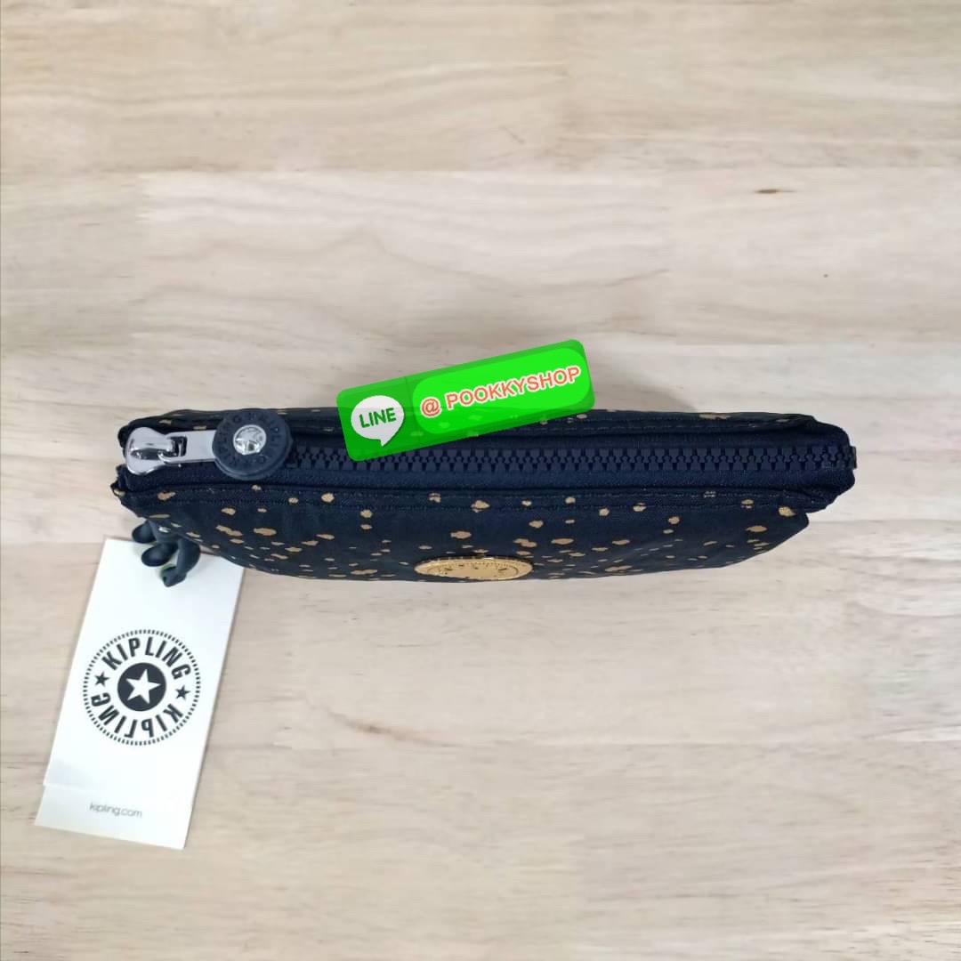Kipling Creativity Large Pouch วัสดุ Nylon 100% กระเป๋าคล้องมือขนาดพอเหมาะ 7.25 นิ้ว พกพาสะดวก เปิด-ปิดด้วยซิปเดียวใช้งานง่าย ด้านในมีช่องกว้าง 2 ช่องและช่องซิปเล็กตรงกลางอีก 1ช่อง ใช้งานได้สะดวก สามารถใส่มือถือ 7.5 นิ้วได้ กุญแจรถ ธนบัตรได้ ล็อตนี้มาพร้อ