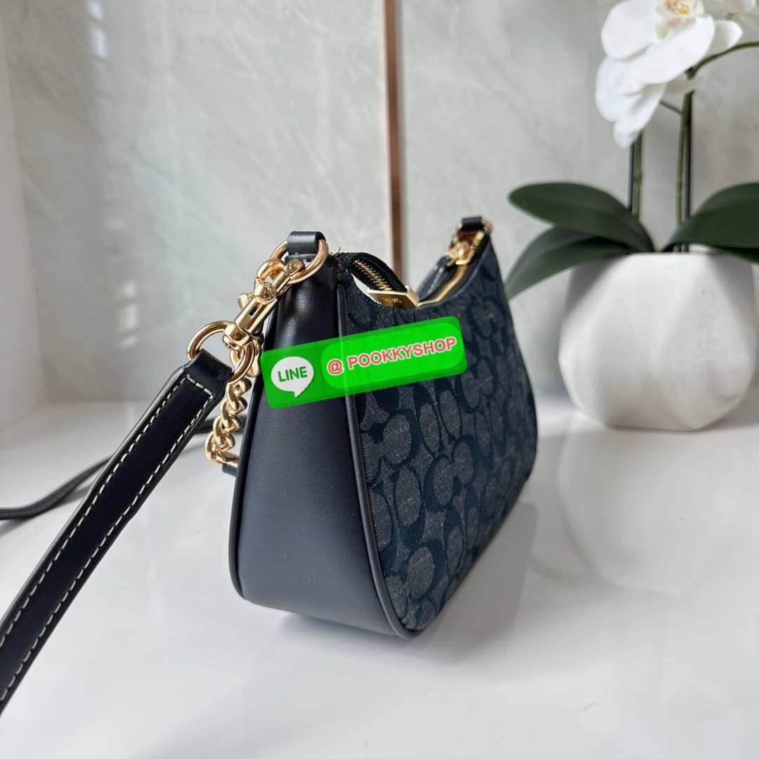 COACH TERI SHOULDER BAG IN SIGNATURE CHAMBRAY ( CH139) กระเป๋าทรงพอช ดีไซน์สุดหรูวัสดุผ้า jacquard ทอลายแบรนด์ ซับในผ้า มาพร้อมสายสะพาย 2 เส้นสามารถถอดได้ เปิด-ปิดด้วยซิป ด้านในช่องโล่งกว้างมีช่องใส่บัตรเครดิต 2 ช่อง ใส่โทรศัพท์มือถือได้ทุกรุ่น ใส่กระเป๋า