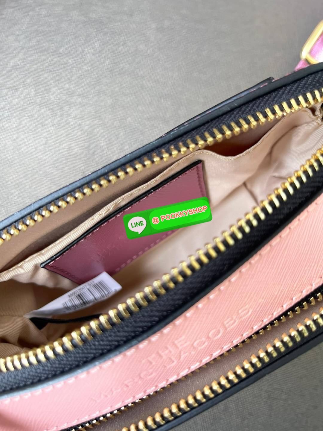 💕 Marc Jacobs Snapshot Bag กระเป๋าแบรนด์ดังจากสัญชาติอเมริกัน นับได้ว่ารุ่นนี้เป็นรุ่นทรงฮิตของ marc jacobs เลยทีเดียว โดยด้านหน้ากระเป๋าจะเป็นโลโก้แบบโลหะที่เป็นสัญลักษณ์ของแบรนด์นี้ มาพร้อมสายสะพายที่จะสะพายยังไงก็ดูโดดเด่น เพราะขนาดใหญ่ที่สกรีน