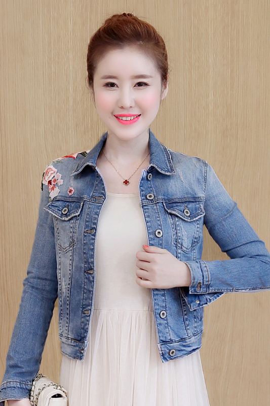 เสื้อผ้าแฟชั่นนำเข้า : แจ็คเก็ตยีนส์ พร้อมส่ง สีฟ้า แขนยาว คอปก แบบติดกระดุม แต่งลายปักดอกไม้ตรงหัวไหล่ด้านขวาเก๋ ยีนส์มีความยืดหยุ่นได้ค่ะ น่ารัก แฟชั่นมาใหม่สไตล์เกาหลี