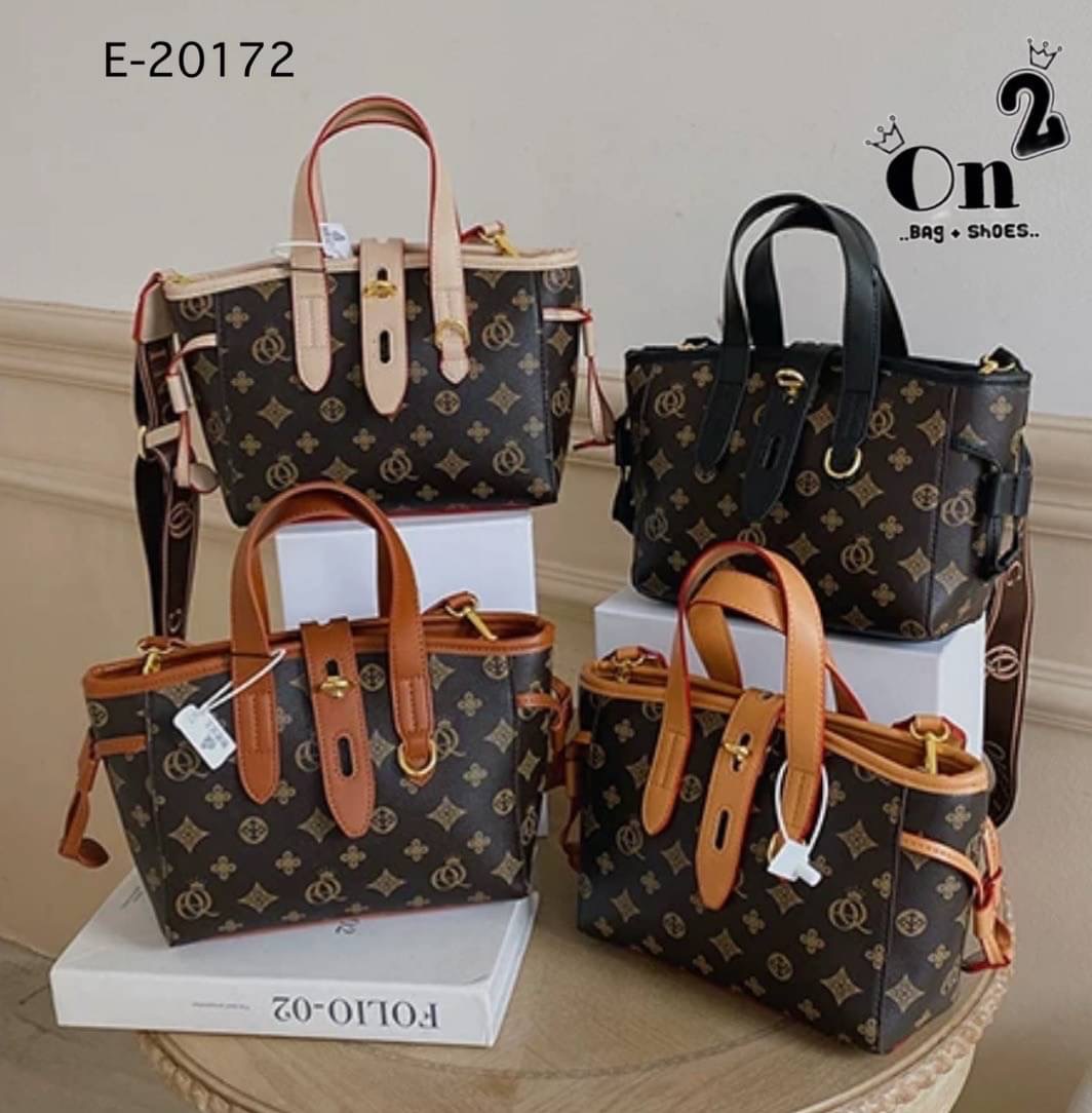 กระเป๋าสะพายแฟชั่นทรง tote งานสไตล์แบรนด์ ตัวล็อกด้านหน้าปรับระดับได้ มีสายสะพายยาวให้สามารถถอดออกถือได้ค่ะ