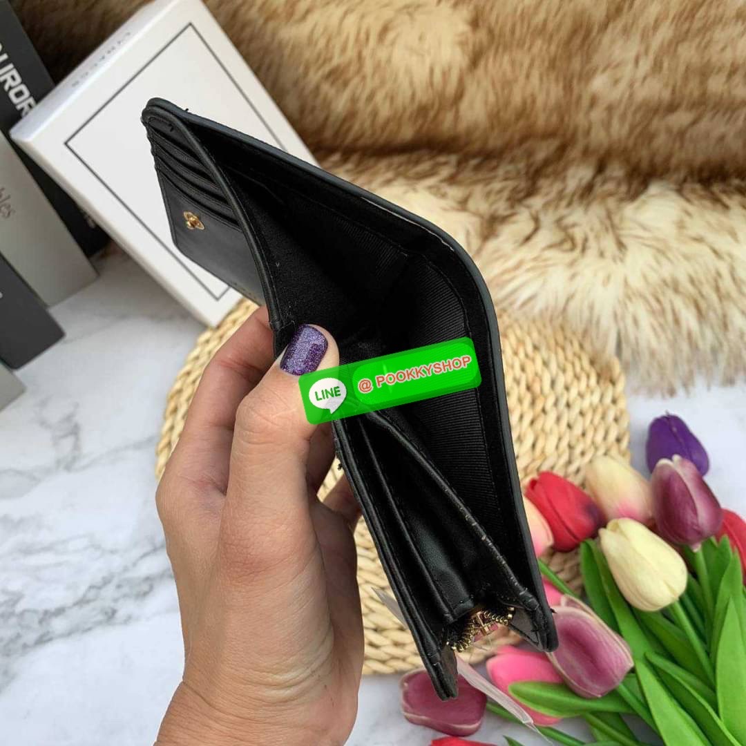 Lyn Wallet กระเป๋าตังLYN ขนาดใบกลาง ด้านหน้าติดโลโก้แบรนด์ ด้านในมีช่องใส่บัตร8ช่อง ช่องใส่ธนบัตรและช่องซิบแยกใส่เหรียญ ตัวจับซิบปั๊มแบรนด์ ใครกำลังมองหากระเป๋าสตางค์สีเรียบๆชิคๆแนะนำค่ะ