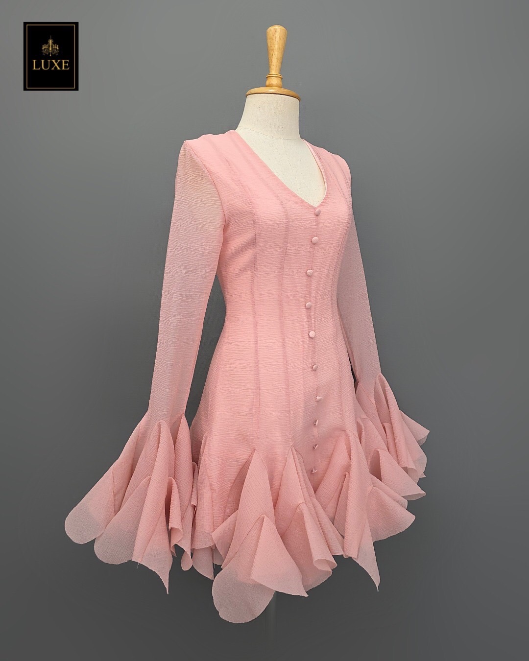 เดรสแฟชั่น เดรสกระโปรงสั้น เสื้อคอวีแขนยาว ตีเกล็ดเข้ารูป