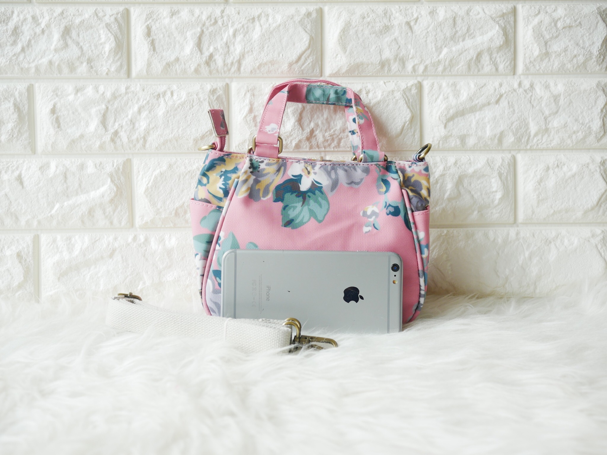 กลับมาทวงบังลังก์ความน่ารัก (cute) น้องเป๋าใบนี้ชื่อว่า (crown)SW 2660-1(crown) ขอมอบมงความคิ้วท์ให้ไปเลย ขนาดกำลังกะทัดรัด 16 x 18 x 9 ซม. (incoming call) ใส่มือถือได้ (wallet) ใส่กระเป๋าตังค์ได้ ใช้ออกงาน (romantic date) ใช้ออกเดท น้องน่ารักน่ารักจริงๆ