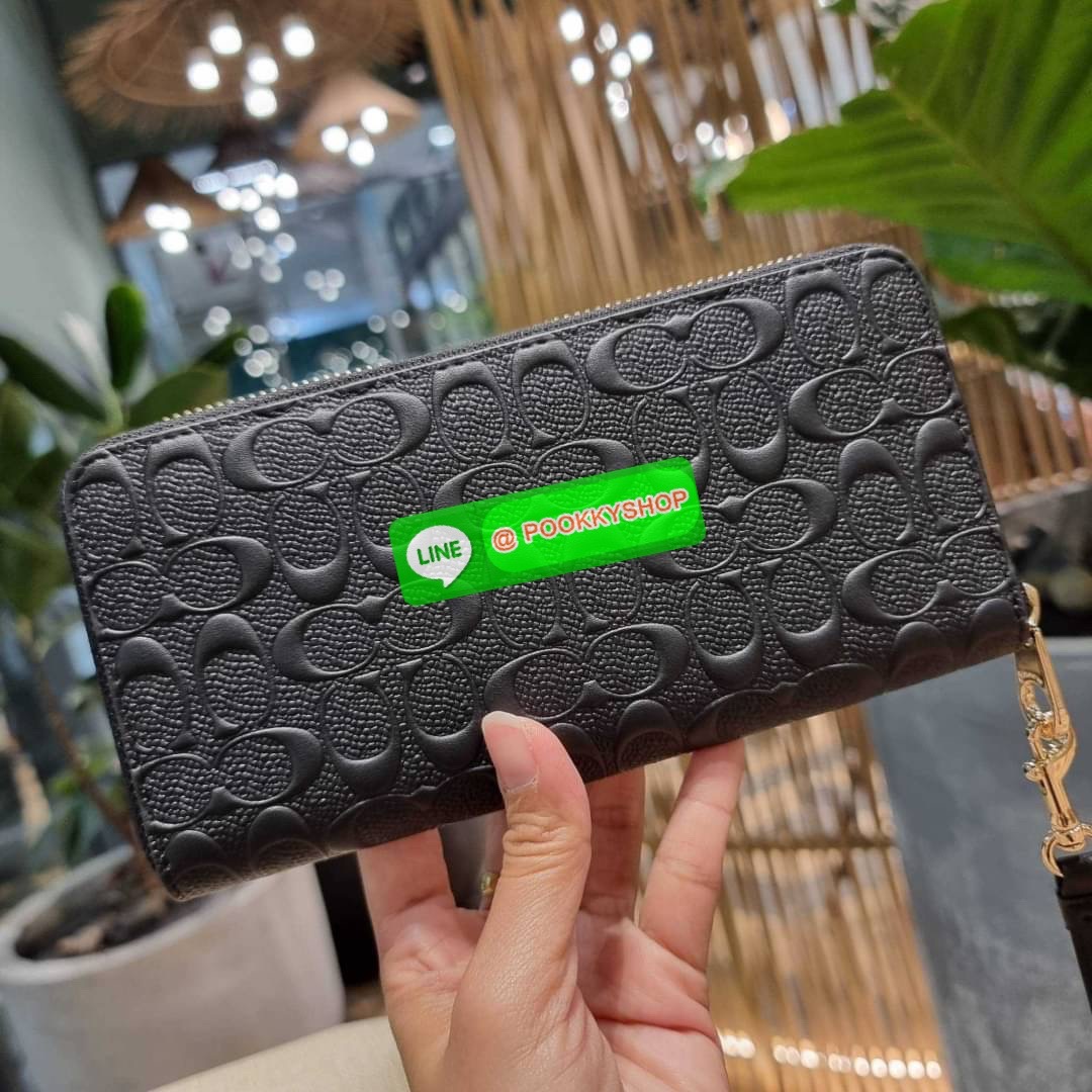 COACH C7360 LONG ZIP AROUND WALLET IN SIGNATURE LEATHER พร้อมเสิร์ฟความเลิศหรู ไม่ต้องรอพรีฯ ใหม่ล่าสุด กระเป๋าสตางค์ใบยาวกึ่งคล้องมือ สีคลาสสิค ขายดี ถือใช้คือขับผิวสุด!! วัสดุหนังแท้ปั๊มลายนูนสวยคม มาพร้อมสายคล้องมือ ถอดออกได้ ภายในใส่บัตรได้เยอะ มีช่อง