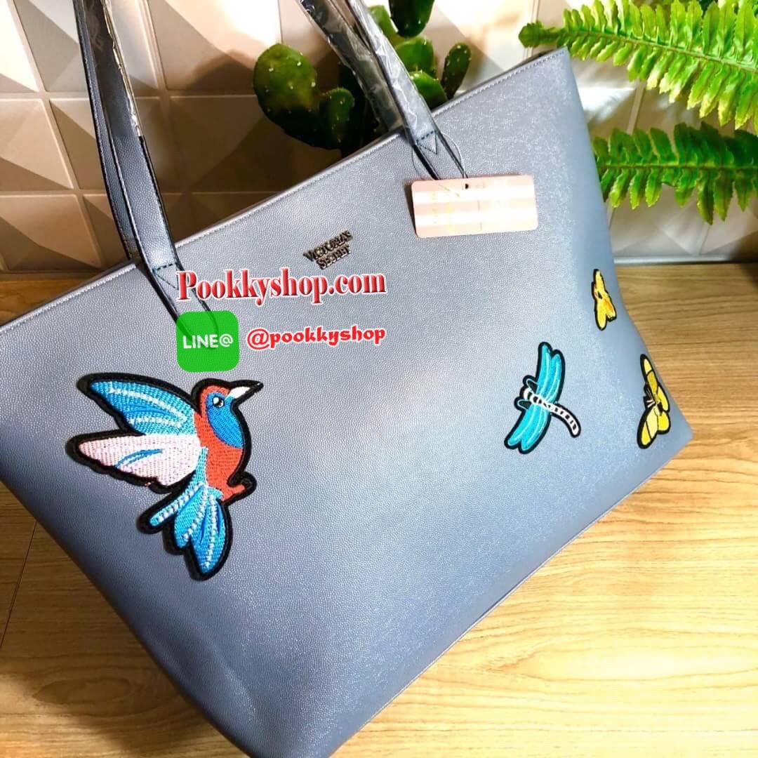 Victoria’s Secret Tote Bag 2019 กระเป๋าถือหรือสะพายลายหนังคาเวียร์ สวยด้านหน้าประดับด้วยโลโก้ ตัวกระเป๋าแต่งด้วยลายปักสวยเก๋ ปากกระเป๋าเปิดปิดด้วยซิปสะดวกใช้ ภายในมีช่องโล่งและช่องเล็กไว้แบ่งเก็บของ ใส่หนังสือ เอกสาร A4 Notebook ipad กระเป๋าสตางค์ ของใช้ไ