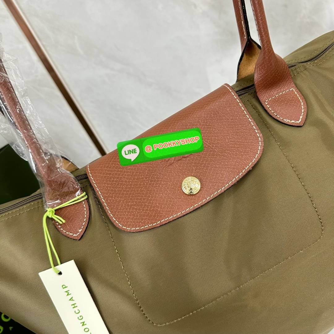 LONHGCHAMP LE PLIAGE ORIGINAL L TOTE BAG 🔖กระเป๋าสะพายไหล่ Le pliage ใบใหญ่ เรียบง่ายจุของได้เยอะ สามารถเก็บเอกสารหรือแล็ปท็อปได้คะ 🔖วัสดุ:ไนลอนเคลือบ 🔖เปิด-ปิดด้วยซิป ภายในกว้าง มีช่องลับแยกคะ 🔖สามารถพับเก็บได้พกพาสะดวกคะ