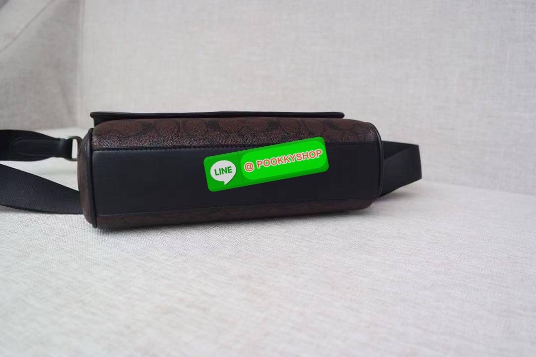 Coach F73339 F73340 – Hudson Crossbody Bag in Signature Embossed Leather “จะวันทำงานหรือวันสบาย ๆ แค่สะพายใบนี้…ก็เหมือนใส่ความเท่ติดตัวไว้แล้ว” Coach Hudson Crossbody F73340 กระเป๋าหนังแท้ลาย C ปั๊มลึก ทรงเหลี่ยมเรียบหรู โทนดำทั้งใบ เหมาะกับผู้ชายที่อยาก