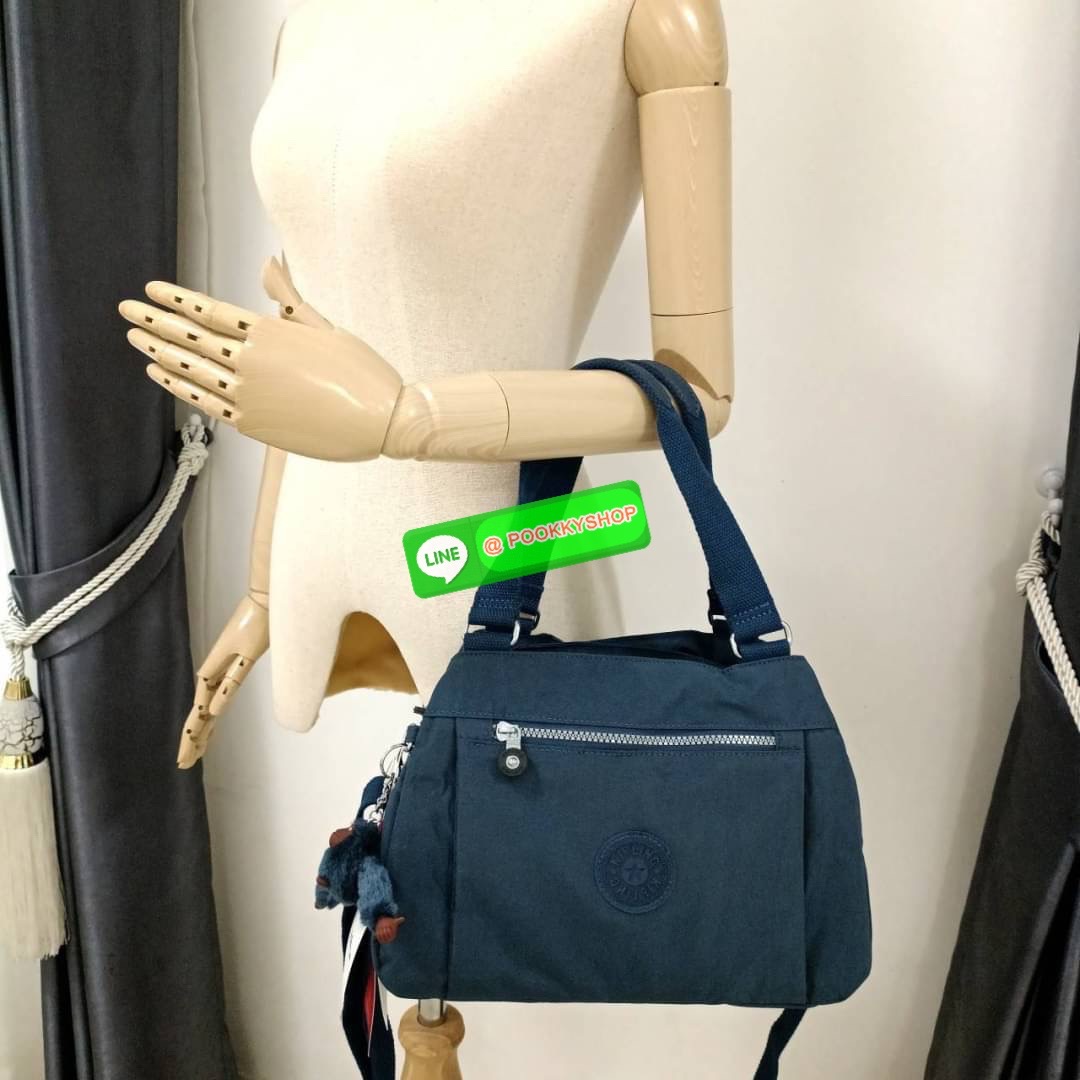 KIPLING ELISE HANDBAG กระเป๋าถือและสะพายไหล่ ขนาดกำลังพอดี จุของได้มาก มีหูจับสองสาย ถือสะดวก น้ำหนักเบา มีช่องซิป ด้านหน้า ช่อง กระเป๋าหลักเปิด-ปิดด้วยซิป มี3 ช่องว่างใส่ของได้จุมากๆ ใส่มือถือได้ กระเป๋าสตางค์ใบยาว และ เครื่องสำอางค์ได้หลายชิ้นเลยค่ะ เก็