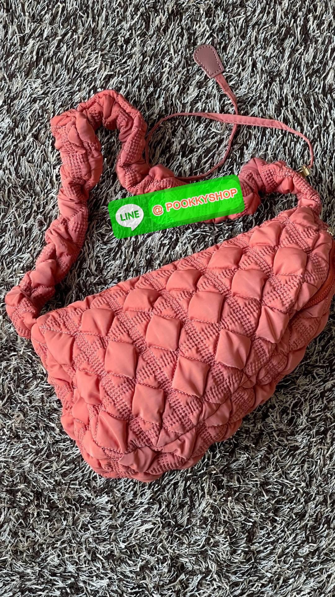 C Cozy Shoulder Bag สายแฟชั่นเกาหลีห้ามพลาด เป็นกระเป๋าที่กำลังได้รับความนิยมอย่างมากในเวลานี้ ถูกออกแบบมาให้มีลักษณะนุ่มนิ่มไม่ต่างจากพัฟเฟิลโค้ตหรือผ้านวม เลือกหยิบมาใช้ แมตช์เข้ากับคอสตูมได้ในแต่ละวัน รูปทรงและงานดีไซน์ที่มีความโดดเด่น และแตกต่างจากกระ