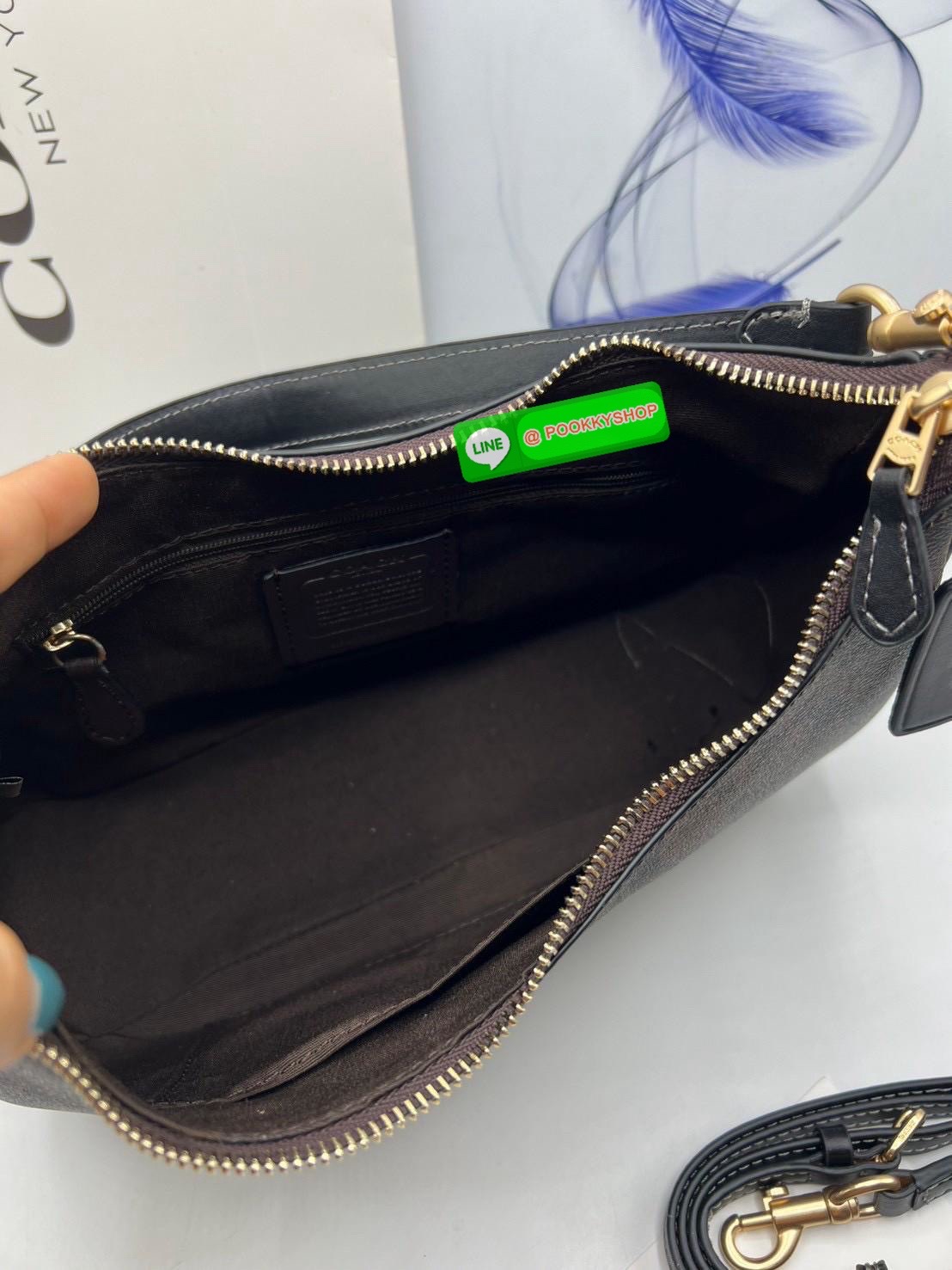 Coach Teri Hobo In Signature Canvas กระเป๋าคล้องไหล่และสะพายข้าง วัสดุแคนวาส+หนังแท้ เปิด-ปิดกระเป๋าแบบซิป ภายในโล่ง มีช่องซิป1ช่อง ช่องใส่ของจุกจิกอีก1ช่อง ด้านหลังมีช่องซิป1ช่อง มีสาย2เส้น สำหรับคล้องไหล่และสะพายข้าง