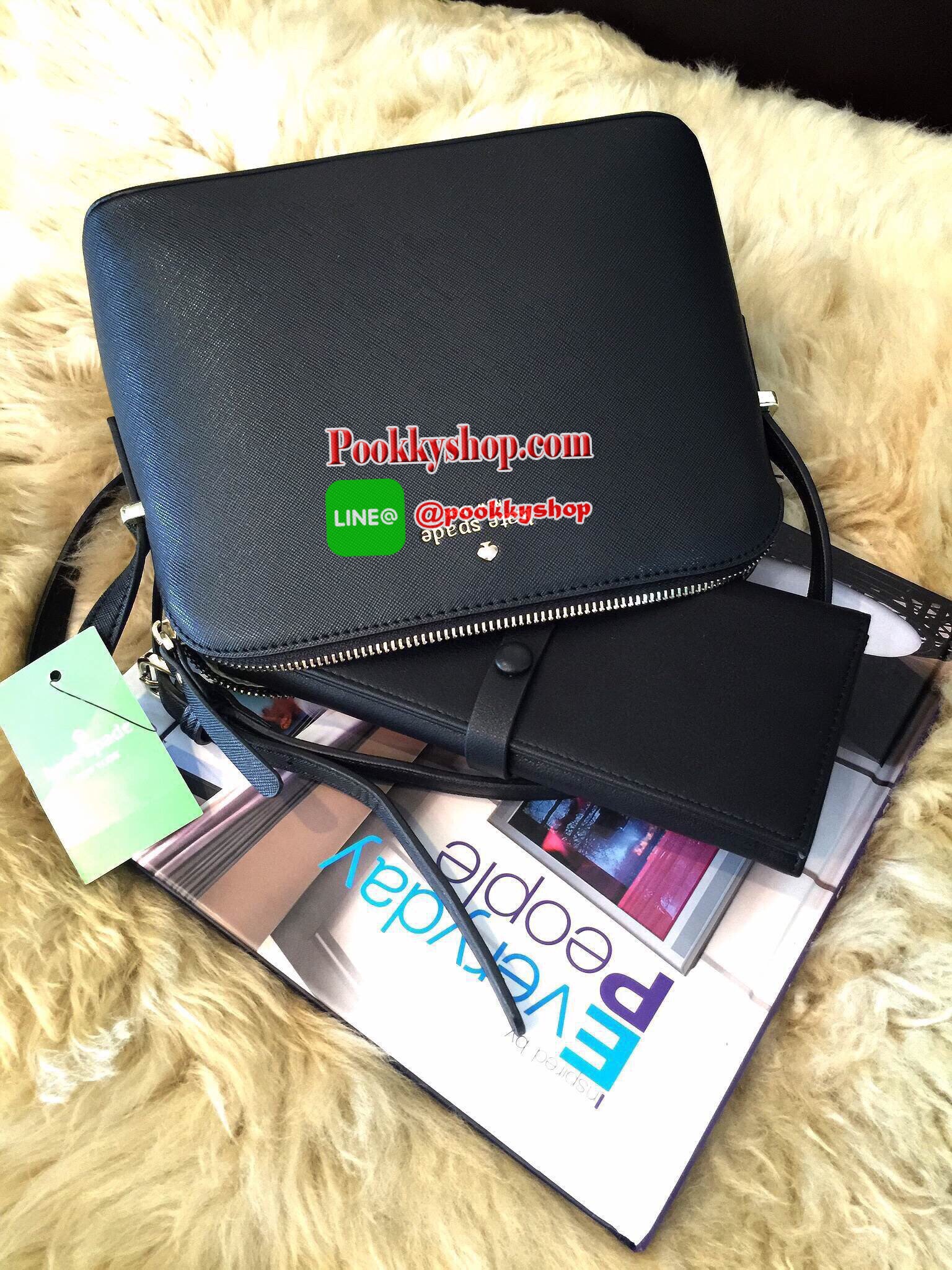 ปิ๊งป่อง!! มาเพิ่มแล้วค่ะ!! KATE SPADE CEDAR STREET MANDY กระเป๋าสะพายแบรนด์ดังจากอเมริการุ่นสุดฮิตหนัง Saffiano สวยหรูอยู่ทรงสไตล์ PRADA ด้านหน้าประดับโลโก้แบรนด์สีทองสวยไฮโซ ขนาดกำลังดี เปิดปิดด้วยซิปสะดวกใช้ ภายในมีช่องซิปและช่องใส่มือถือ สามารถใส่กระเ