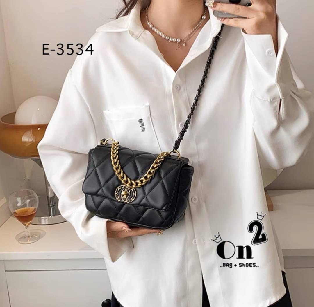 กระเป๋าสะพายไหล่ทรงชาแนล หนังpu งานนิ่ม ทรงสวย สะพายไหล่ หรือสะพายข้างก็เก๋ อะไหล่สีทอง สายโซ่ร้อยหนัง มีหนังรองบ่า สะพายแล้วไม่เจ็บบ่าจ้า