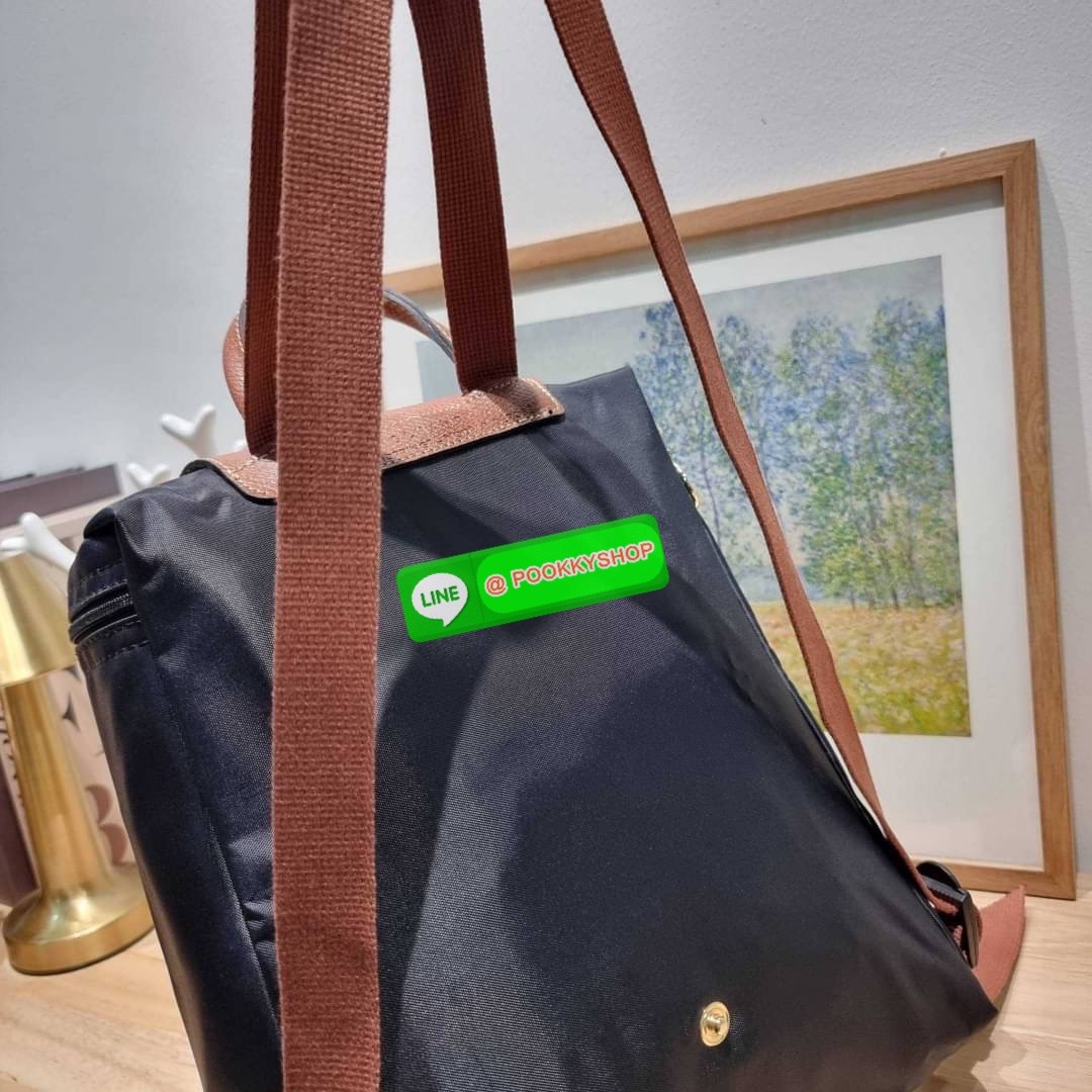Longchamp le pliage original backpack 🔆 Details สวยคลาสสิคต้องไม่พลาด กับกระเป๋าสะพายทรงเป้ ขนาดกำลังดี น้ำหนักเบา ดีไซน์เรียบง่าย แต่ดูแพง ปากกระเป๋าออกแบบให้มีฝาปิดและซิปแน่นหนา สายสะพายสามารถปรับใช้ตามชอบ ภายในโล่งกว้าง จุของได้สบายๆ พกพาไปไหนก
