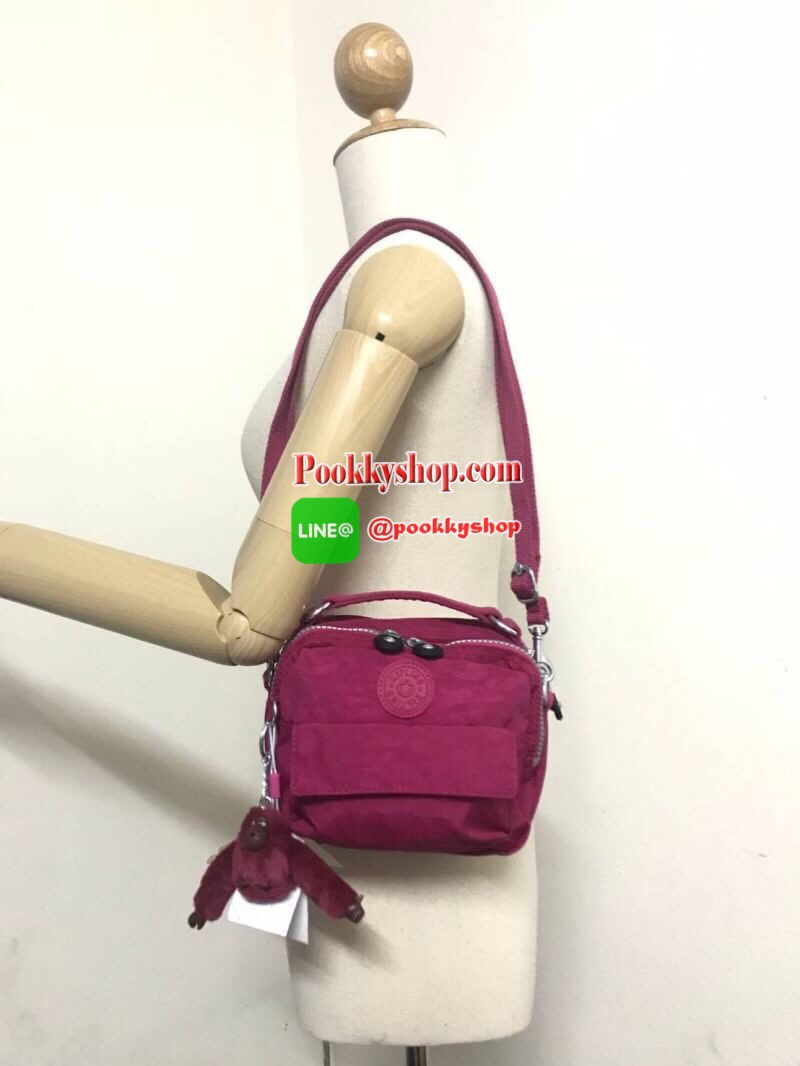 Kipling Messenger Nylon Bag กระเป๋าสะพายทรงเหลี่ยมขนาดมินิ สามารถถือ/สะพายสายคู่ สะพายสายเดี่ยวและสะพายเป้ มีหลายช่องใช้งาน ด้านหน้าเป็นช่องเล็กใส่ของจุกจิก ซิปคู่ด้านหน้าภายในมีช่องเล็กแยกเป็นสัดส่วน ซิปเดี่ยวด้านหลังกว้างเพิ่มช่องใส่ของได้อีก1ช่อง ขนาดก