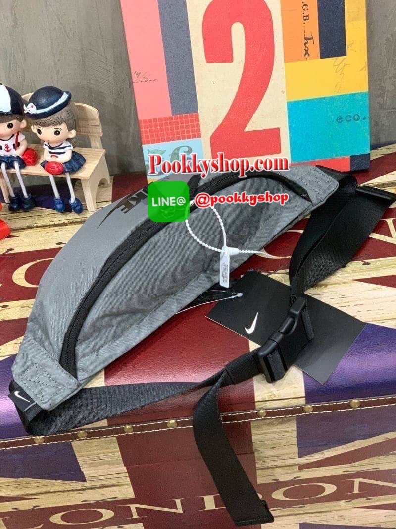 NIKE HERITAGE WAIST BAG (BA5750-010) กระเป๋าทรงคาดเอวและคาดหน้าอกสไตล์สปอร์ต เปิดปิดด้วยซิปคู่ ภายในใส่กระเป๋าสตางค์ยาวได้ ด้านหน้าสกรีนโลโก้แบรนด์ สายคาดปรับความยาวได้ฟรีไซส์ น้ำหนักเบา จะสะพายคาดอกช้อปปิ้งหรือจะวิ่งออกกำลังกายก็ได้คร้า!!