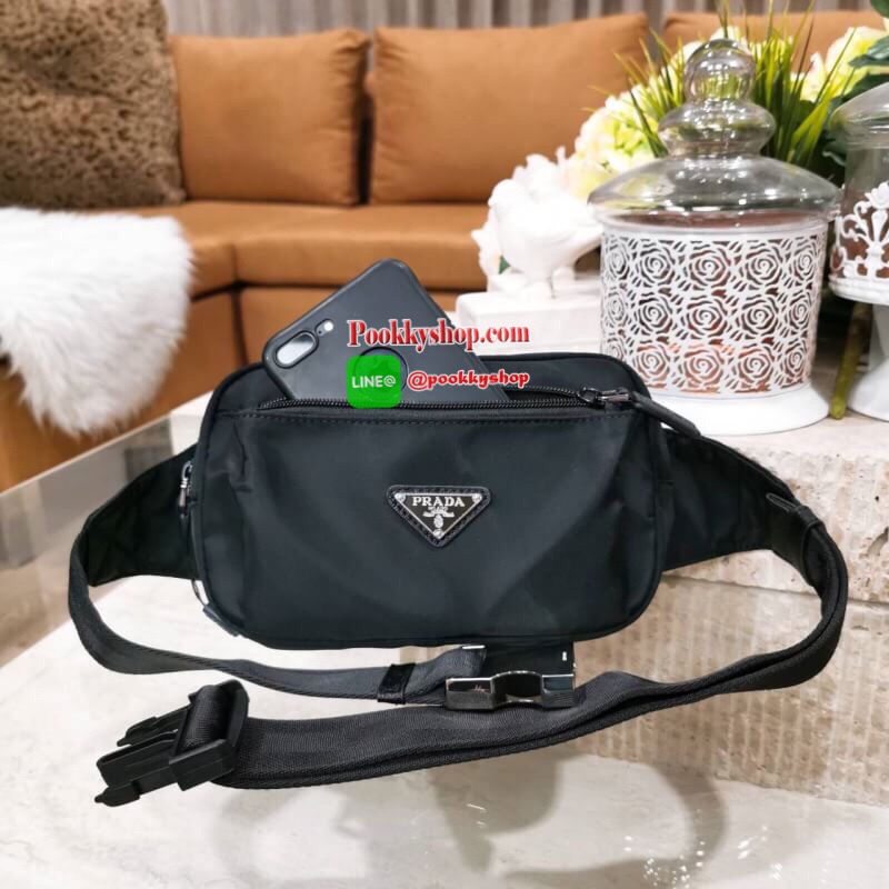 NEW! PRADA NYLON MINI WAIST BAG GIFT WITH PURCHASE (GWP) Limited edition กระเป๋าพรีเมี่ยมกิ๊ฟจากเคาน์เตอร์แบรนด์ต่างประเทศ วัสดุ Nylon เนื้อหนา ด้านหน้ามีโลโก้แบรนด์และช่องซิป เปิดปิดด้วยซิปสะดวกใช้ ภายใน Polyester 100% มีโลโก้ สายคาดเอวหรือคาดอกสามารถเลื