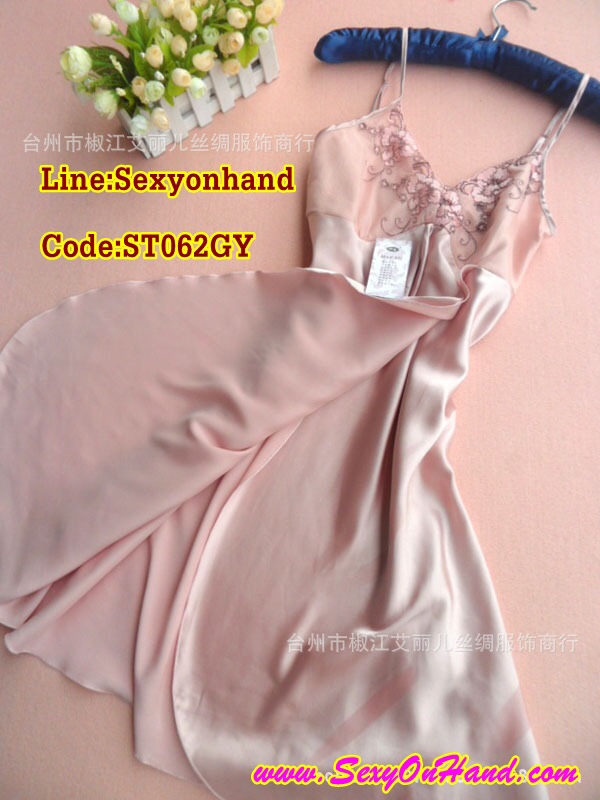 ชุดนอนผ้าไหม ชุดนอน ผ้าไหม แต่งปักลูกไม้ งานเกรด AAA สีชมพูอ่อน สวยหรูไสตล์คุณหนูหรูๆ แต่งลูกไม้ช่วงขอบอก ปลายแต่งริบบิ้นและลูกไม้ แบบคลาสสิคมีระดับมากๆคะ