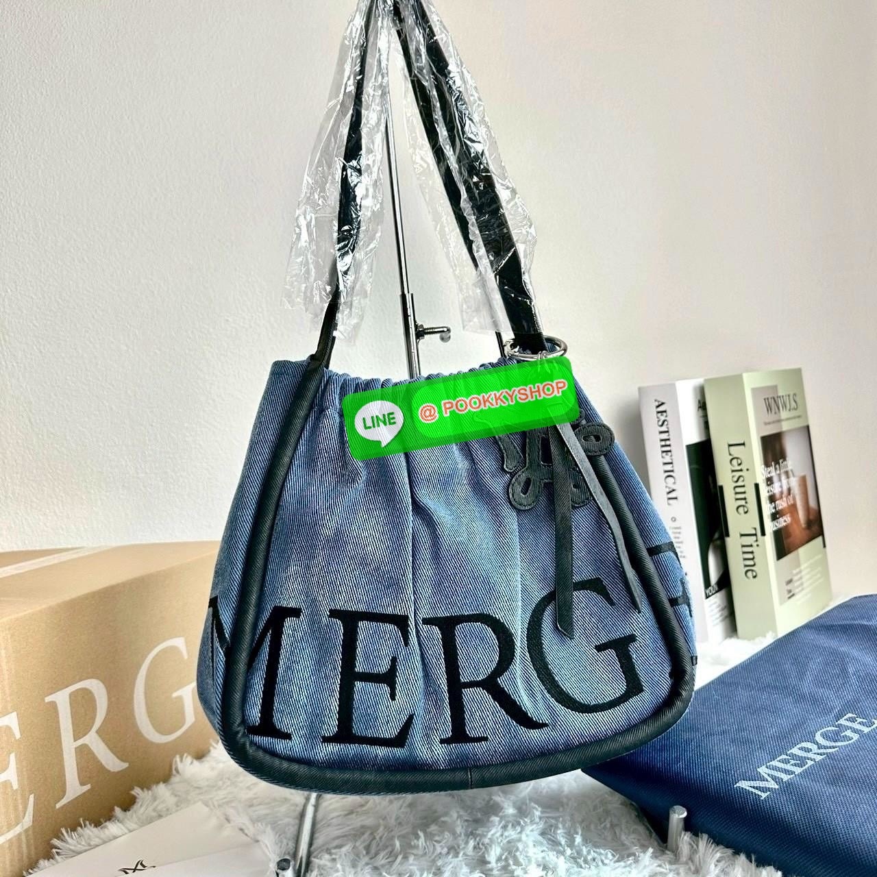 Merg A Day Bag Medium เฉดสีใหม่ 2 สี Smoky Denim กระเป๋ายีนส์ทรงโท้ท ดีไซน์เรียบเท่แต่มีลูกเล่นด้วยเชือกรูด เปิด-ปิดสะดวก ใบใหญ่จุของได้เยอะ มาพร้อมช่องด้านในและตัวล็อกสายคล้องกุญแจเพิ่มความปลอดภัย เหมาะกับสาวสายชิคที่ชอบสไตล์ลำลองแต่ยังดูมีคลาส ขนาดกระเป