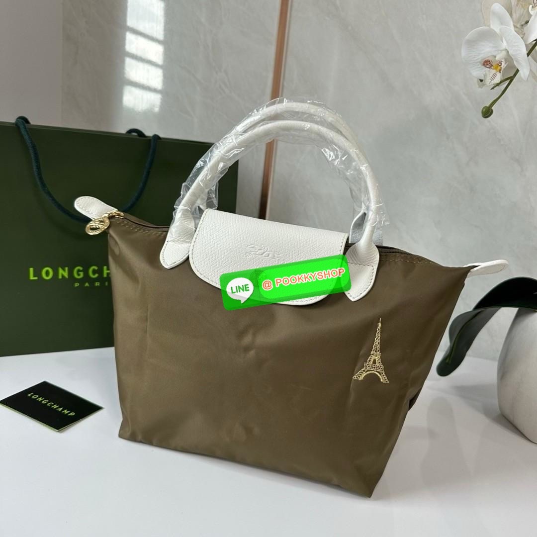 Longchamp Le Pliage Eiffel Tower Tote Bag S 🔖 Collection ใหม่ล่าสุดโดดเด่นด้วยลายปักหอไอเฟลขนาดกระทัดรัดจุของได้เยอะ 🔖วัสดุ : ไนลอนกันน้ำ 🔖เปิด-ปิด ด้วยฝาปิดกระดุมแป๊กมีซิปปิดด้านบน ภายในช่องโล่งกว้างสามารถใส่ iPad ได้ มีช่องแยกด้า