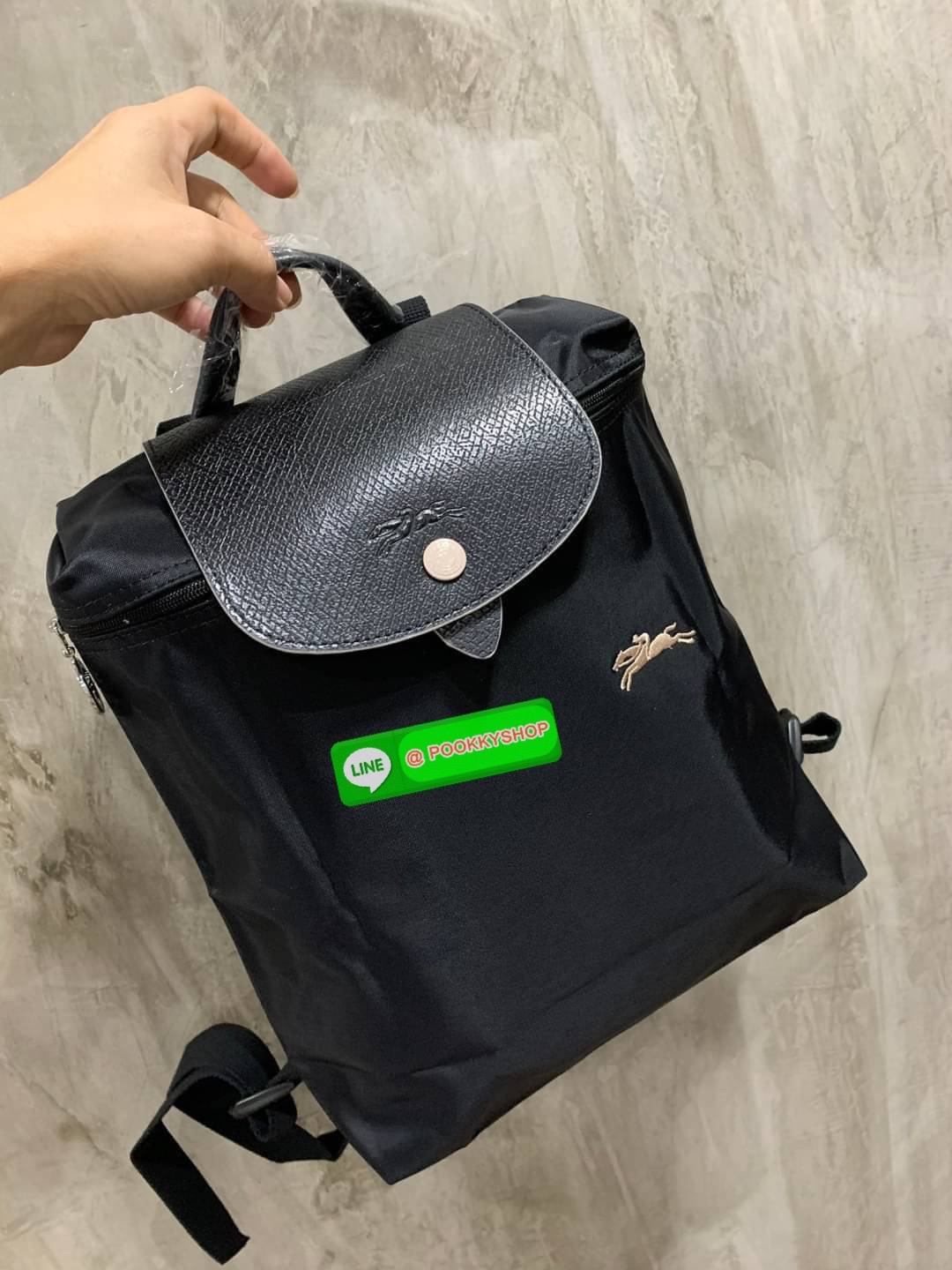 💕Longchamp LE PLIAGE Club Backpack พบกับอีกหนึ่งสไตล์ของLongchamp ที่เป็นรุ่นยอดนิยมอีกรุ่น สำหรับสาวแฟชั่นหัวทันสมัย เติมความพิเศษให้กับลุคด้วย ยังมีสีให้เลือกเยอะเรียกได้ว่าชอบสีโทนไหน ชอบแต่งตัวสไตล์ไหนก็เอาไปแมทช์กันได้เลย เป็นกระเป๋าเป้ในไม่ก