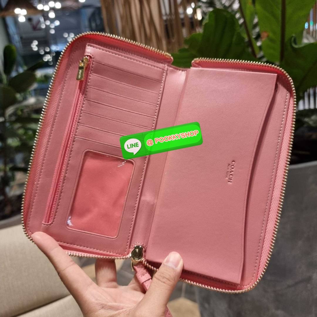 COACH C9073 DEMPSEY LARGE PHONE WALLET IN SIGNATURE JACQUARD WITH STRIPE AND COACH PATCH พร้อมเสิร์ฟความเลิศหรู กับคอลใหม่ล่าสุด กระเป๋าสตางค์ใบยาวกึ่งคล้องมือ สีสุดละมุน ถือใช้คือขับผิวสุด!! วัสดุผ้า jacquard สลับหนัง pepble มาพร้อมสายคล้องมือในตัว กันหล