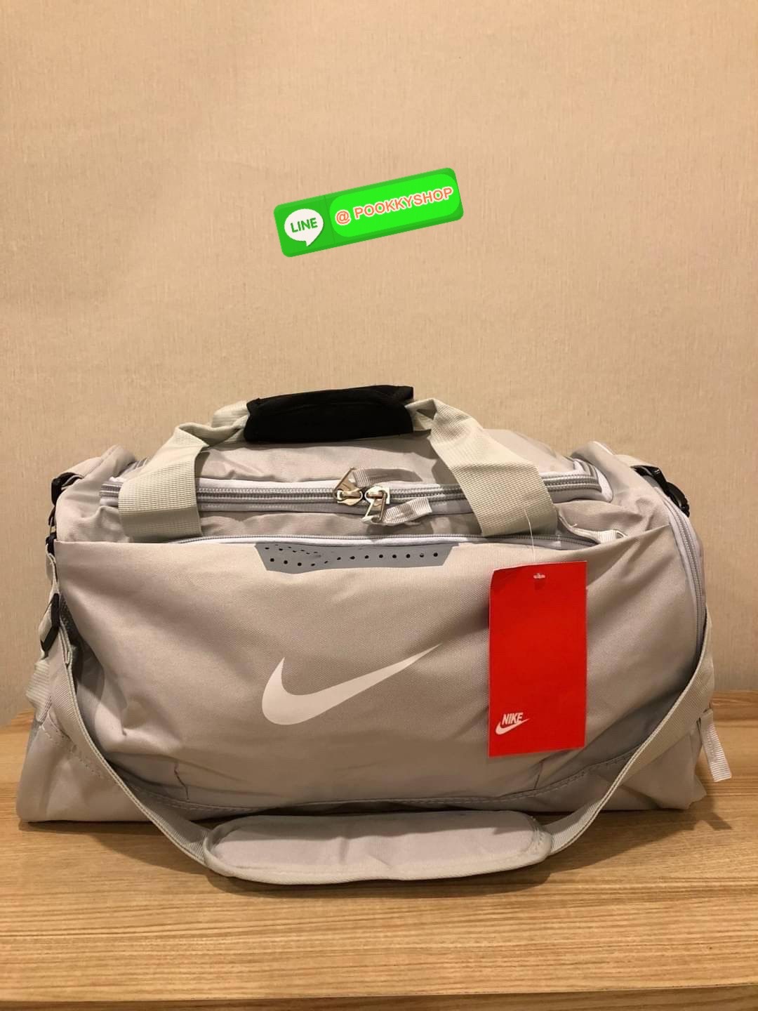 NIKE GYM BAG กระเป๋ายิมและกระเป๋าเดินทางสารพัดช่องที่มีพื้นที่ให้คุณเก็บของมากมาย ไม่ว่าจะช่องซิปคู่หลักที่กว้างใหญ่ สำหรับใส่เสื้อผ้าเดินทางได้หลายชุด ปลอดภัย ช่องรองเท้าแยก และช่องใส่ของด้านในสำหรับเก็บของมีค่า สายคล้องไหล่คู่และสายสะพายไหล่ถอดเก็บได้สา