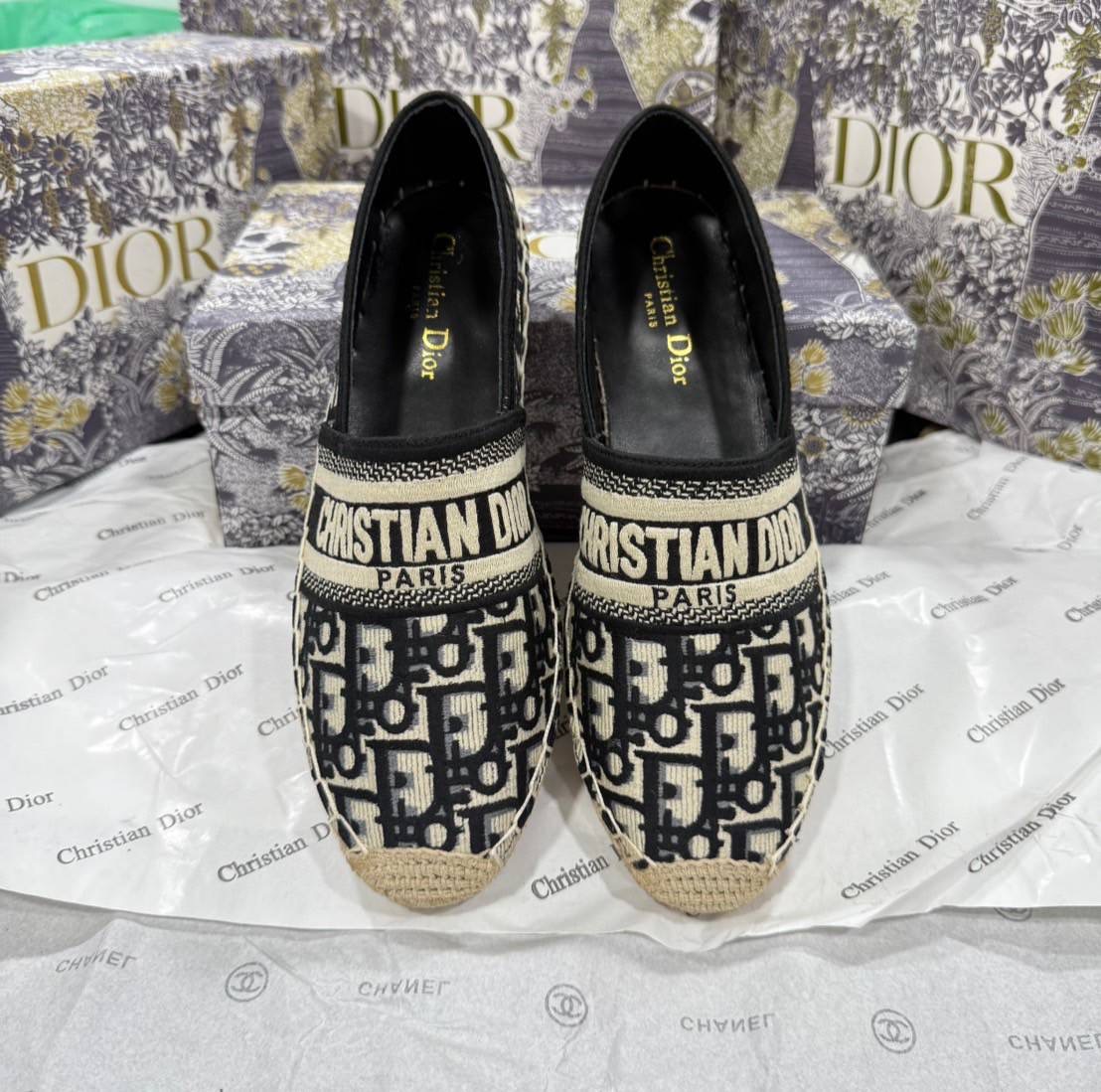 DIOR ESPADRILLES รองเท้าดิออร์ทรง DIOR ESPADRILLES พร้อมส่ง สวยมาก ตัดเย็บขึ้นทรงจากของแท้ พื้นนิ่ม มีกันลื่นค่ะ ใส่สบาย น้ำหนักเบา ไม่บีบเท้า มาพร้อมอุปกรณ์ครบตามรูป