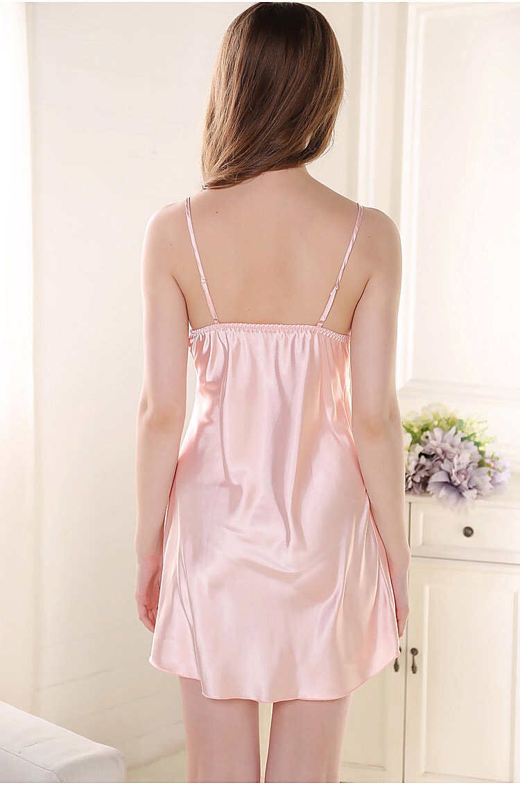 ชุดนอนผ้าไหม ชุดนอน ผ้าไหม งานเกรด AAA สีส้มพีชอ่อน สวยหรูไสตล์คุณหนูหรูๆ แต่งลูกไม้ช่วงขอบอก ปลายแต่งริบบิ้นและลูกไม้ แบบคลาสสิคมีระดับมากๆคะ