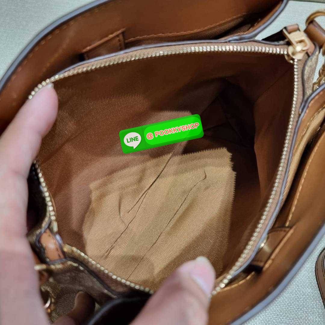 COACH F29434 MINI SAGE CARRYALL IN SIGNATURE CANVAS รุ่นยอดฮิต!! ที่สุดของกระเป๋าสะพายขายดี ต้องทรงถังมินิรุ่นนี้ วัสดุหนังแคนวาสเคลือบลาย สวย คลาสสิค มาพร้อมสายสะพายข้างและหูหิ้วในตัว ถอดออกถือคล้องแขนเก๋ๆ หรูๆยังได้ ภายในเป็นช่องโล่ง แบ่งสัดส่วนอย่างดี