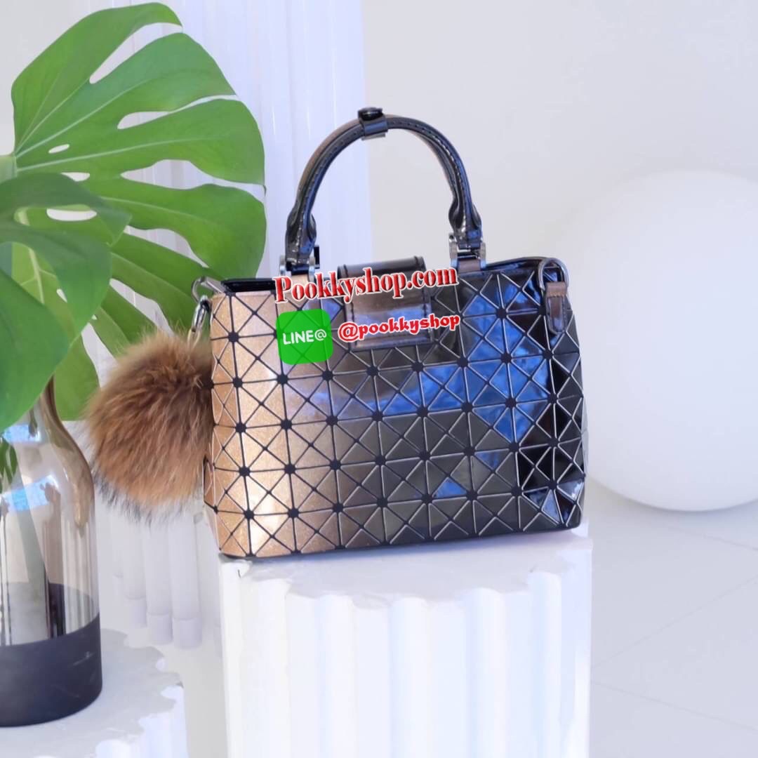 รุ่นขายดีทรงสวย หายากมาเพิ่มแล้วค่ะ!! Mix shade colors !! Tone Black xPeach Limited พิเศษที่ สวยไม่ซ้ำใคร แถมยังลาย หายาก ทรง Handbag น่ารักมาก ค่า ( เนื่องจากสีเฟด ดังนั้นแต่ละใบลายสีอาจจะมีความแตกต่างกัน ) แต่ยังคงสวย แน่นอนค่า ฟรี พวงกุญแจปอมๆ มูลค่า 4