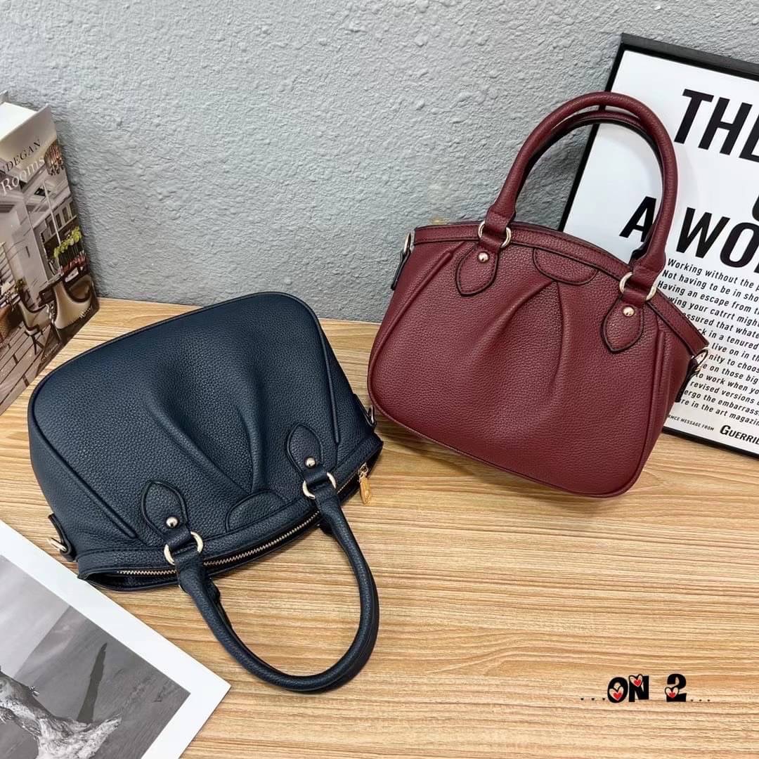 5950 กระเป๋าสะพายข้าง ทรง LV วัสดุตัวกระเป๋าทำจากหนังผสมอย่างดี อะหลั่ยสีทอง ด้านบนเป็นปากซิป ด้านหลังมีช่องซิป มาพร้อมสายยาวเป็นหนังผสมสีเดียวกับตัวกระเป๋า