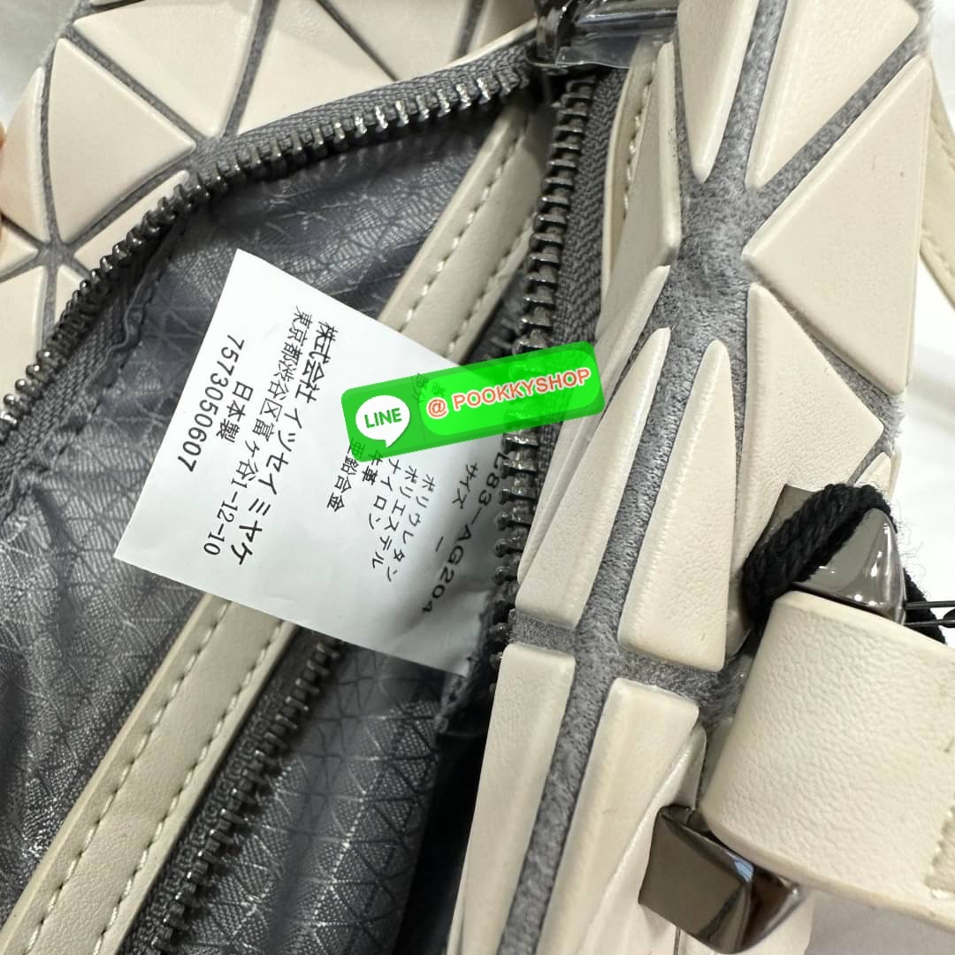 Bao Bao issey Miyake Tonneau Small Matte Bao Bao Issey Miyake รุ่น TONNEAU (ทอนโนะ) กระเป๋าทรง Boston Bag ที่โดดเด่นด้วยลายแพทเทิร์น 3 เหลี่ยมด้านเท่าเรียงต่อกัน ทำให้กระเป๋าใบนี้มีความโดดเด่นทั้งในเรื่องของดีไซน์ที่ทันสมัย และการใช้งานที่ครบทุกฟังก์ชั่น